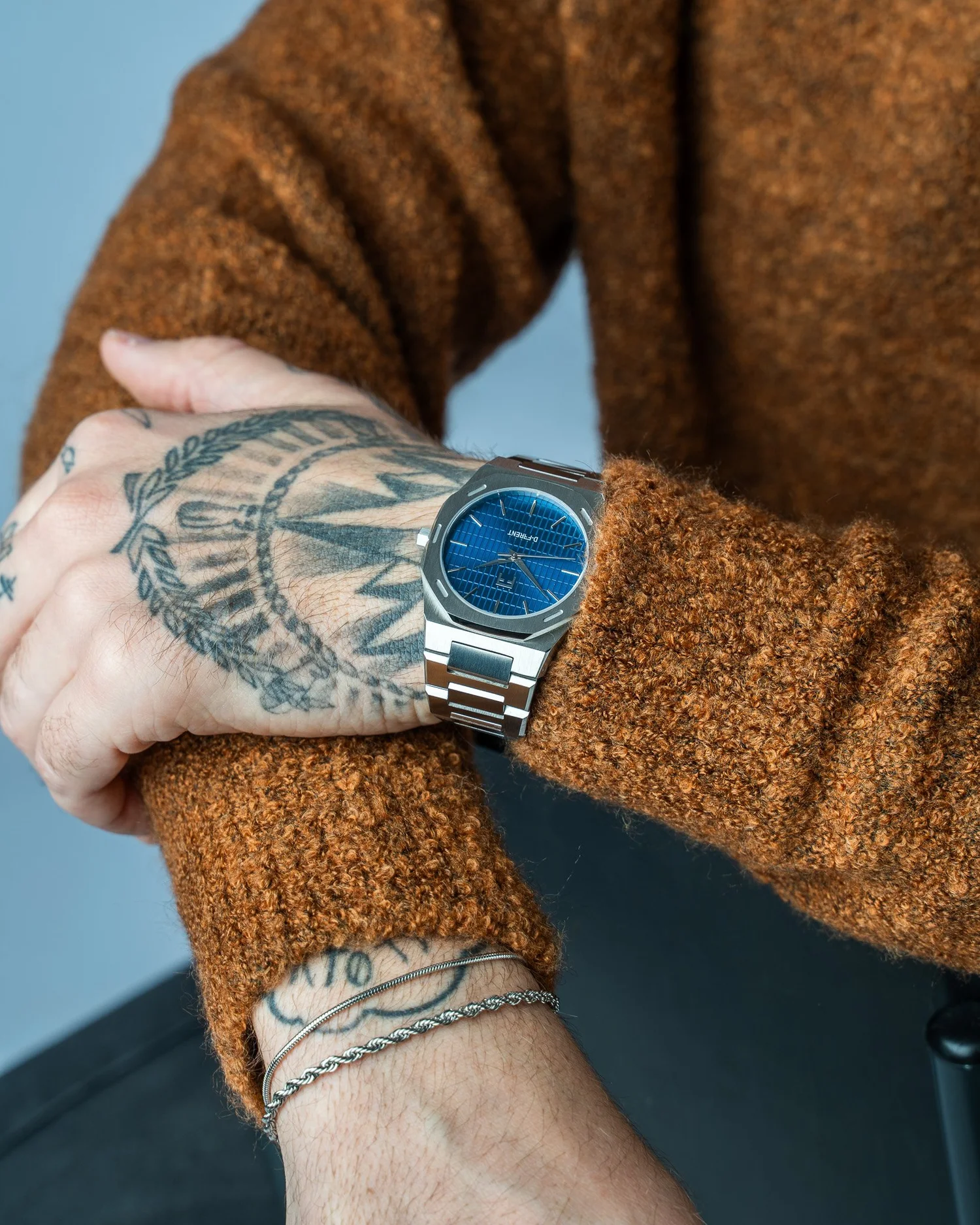 Wit D-FFRENT horloge met grijze knitwear