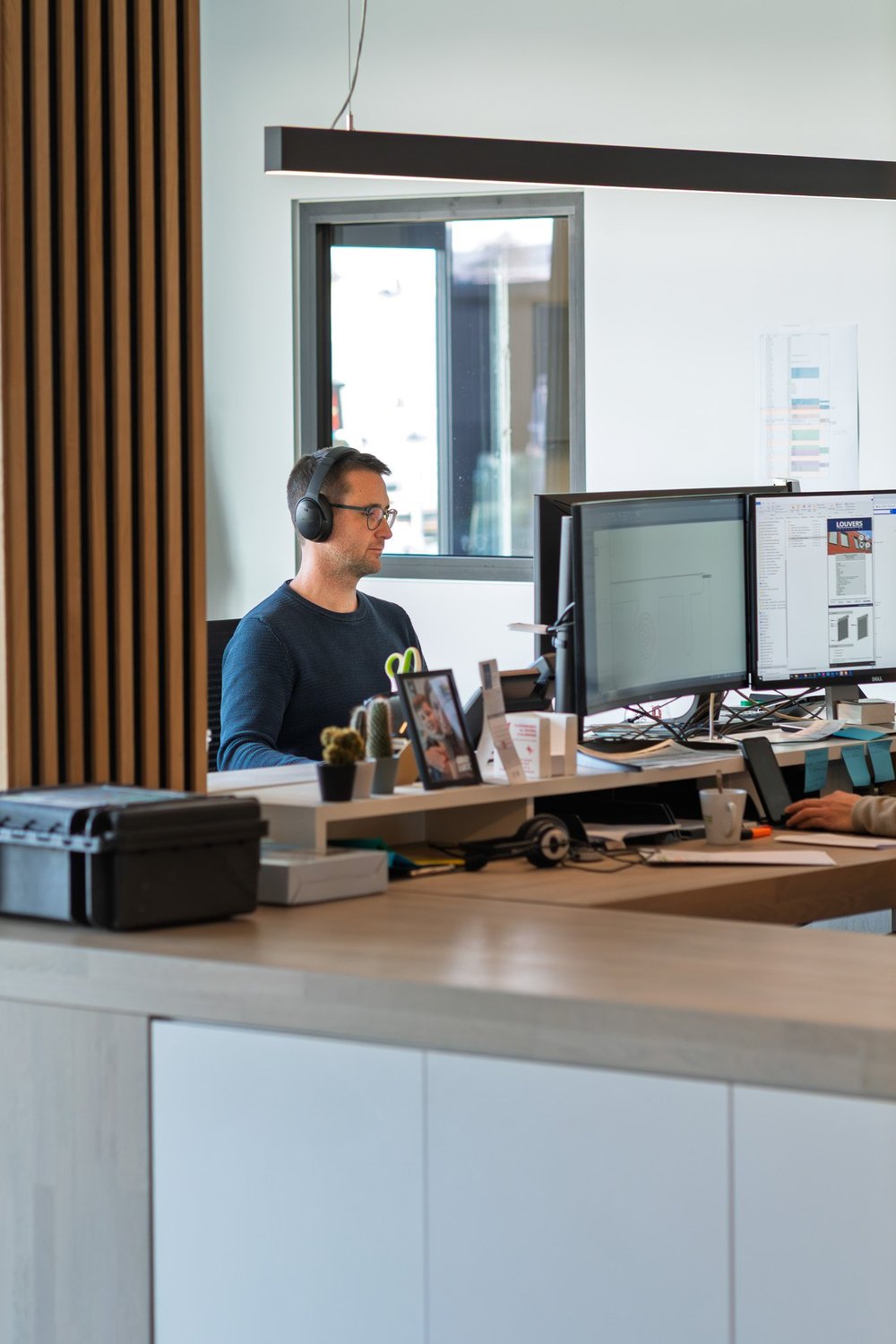 Medewerker van Dexters aan het werk op kantoor