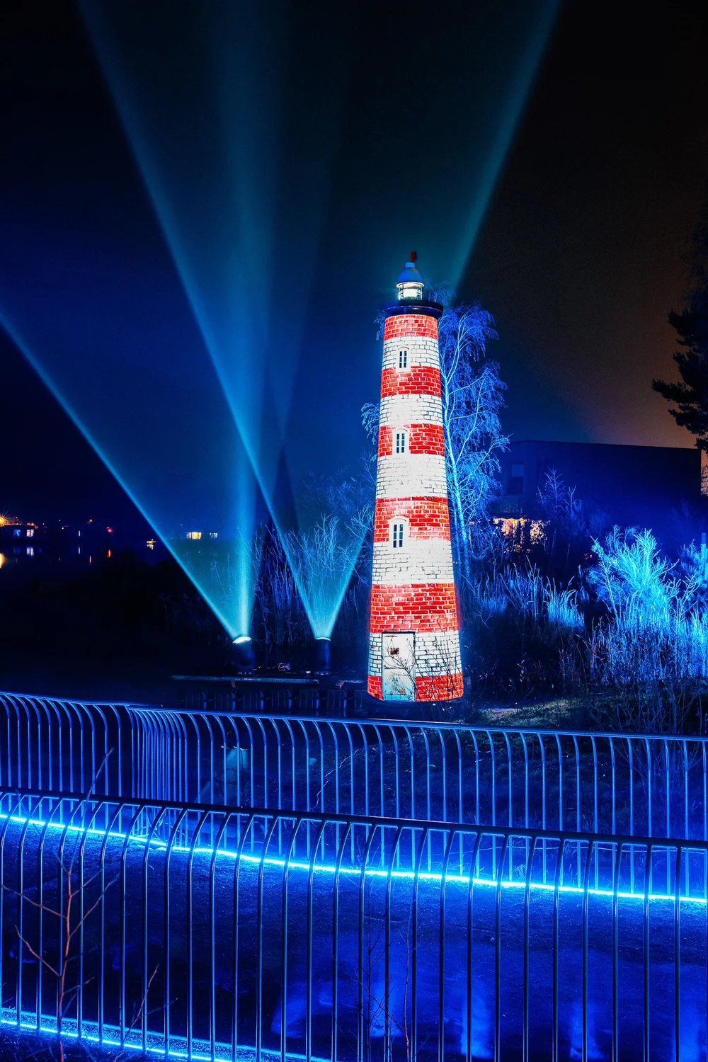 Foto 67: Watergedeelte van Luminoctis met blauwe lichtlijnen, reflecties, brugbeelden en installaties.