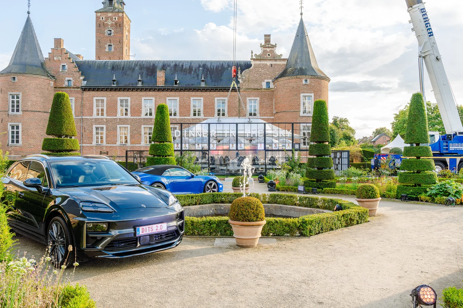 Kasteel van Alden Biesen met de Dinner in the Sky-eventopstelling