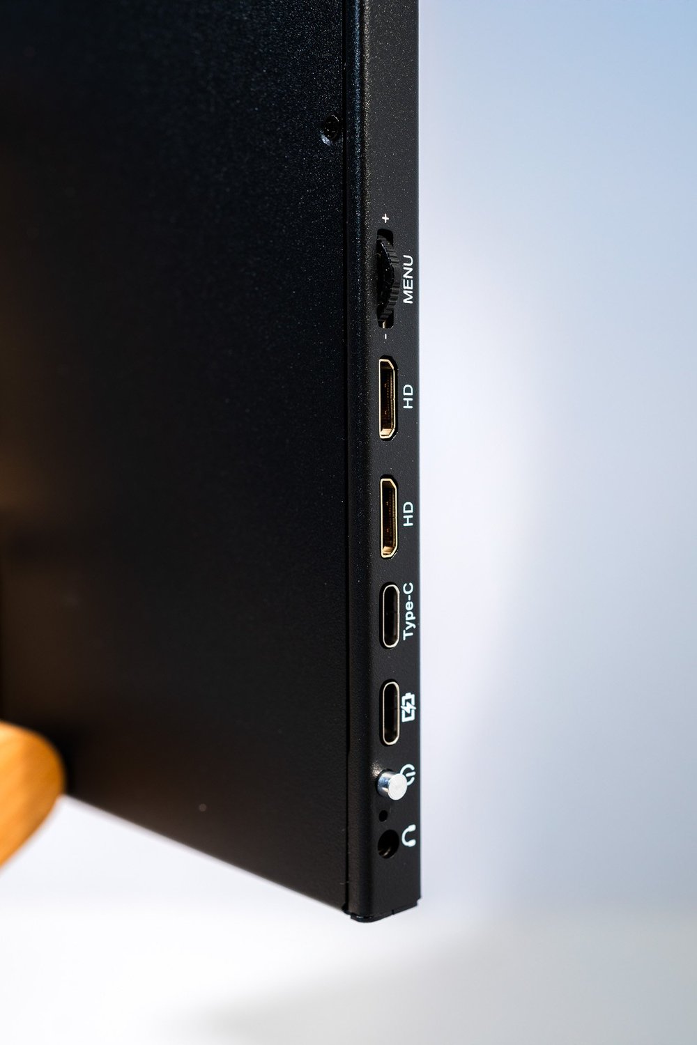 Close-up studiofoto van de aansluitingen aan de zijkant van een Foote-monitor