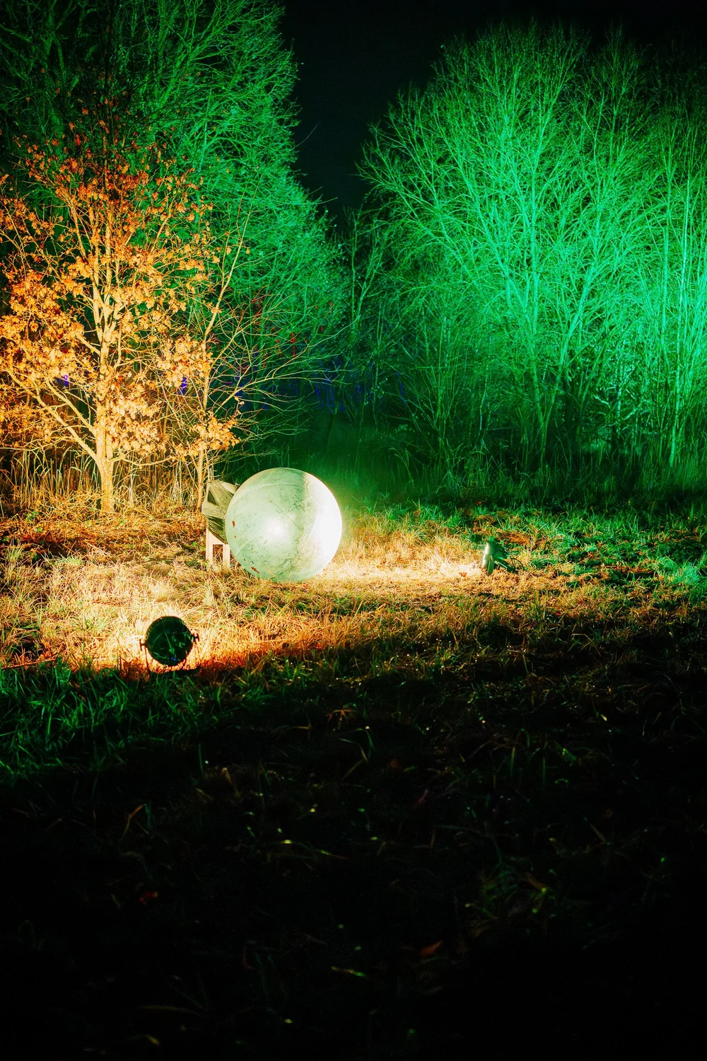 Foto 94: Luchtgedeelte van Luminoctis met gele lichtaccenten, ruimtelijke objecten en open nachtbeeld.