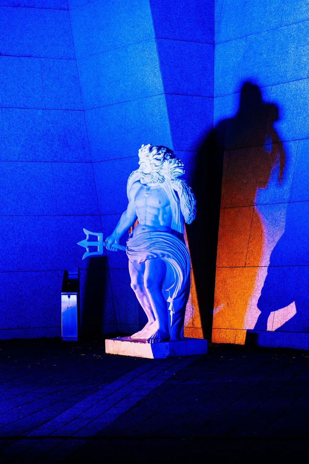 Foto 79: Watergedeelte van Luminoctis met blauwe lichtlijnen, reflecties, brugbeelden en installaties.