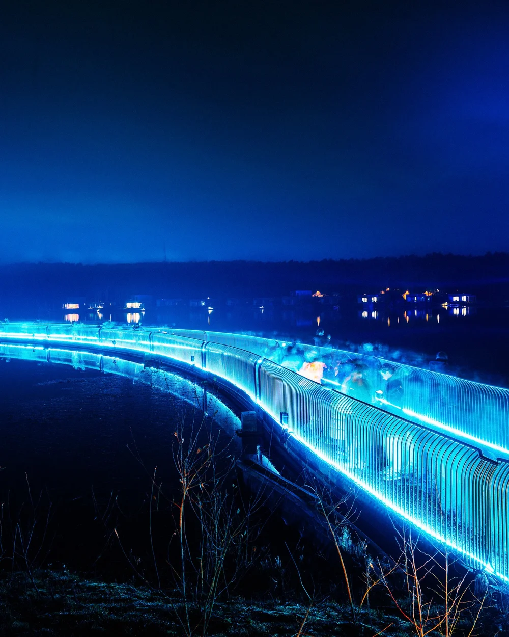 Foto 65: Watergedeelte van Luminoctis met blauwe lichtlijnen, reflecties, brugbeelden en installaties.