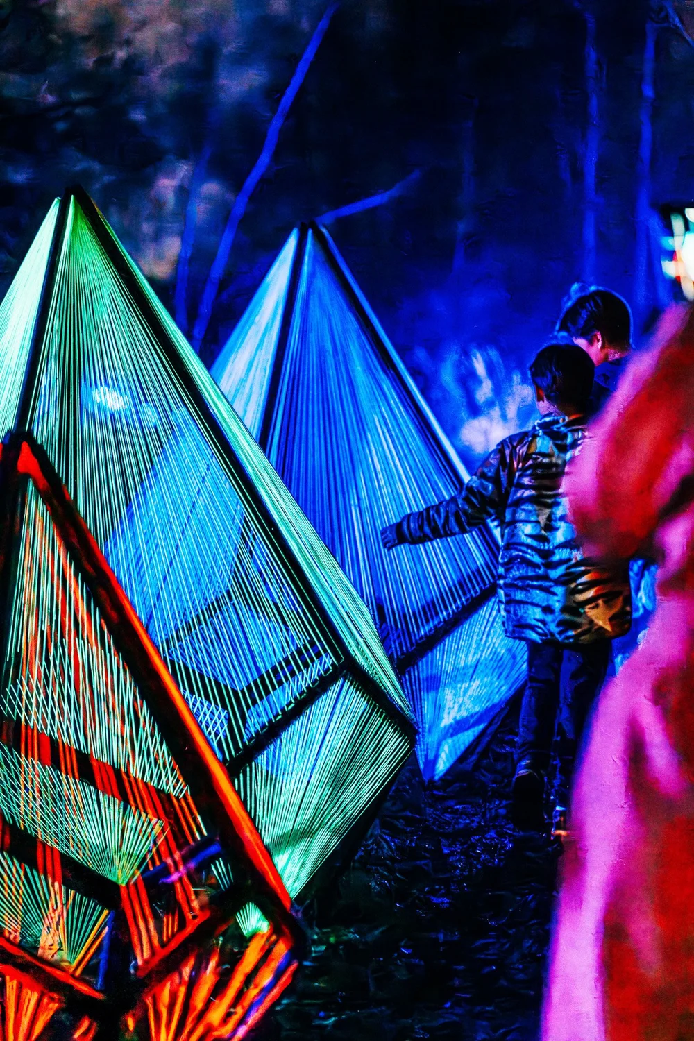 Foto 40: Watergedeelte van Luminoctis met blauwe lichtlijnen, reflecties, brugbeelden en installaties.