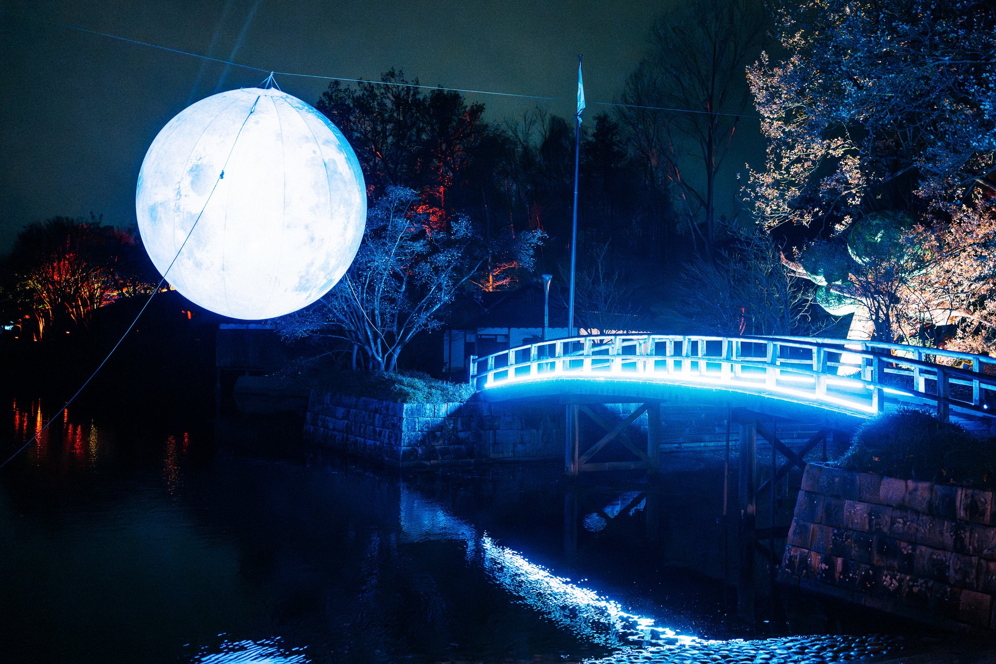 Luminate Festival dansers met waaiers onder blauw licht