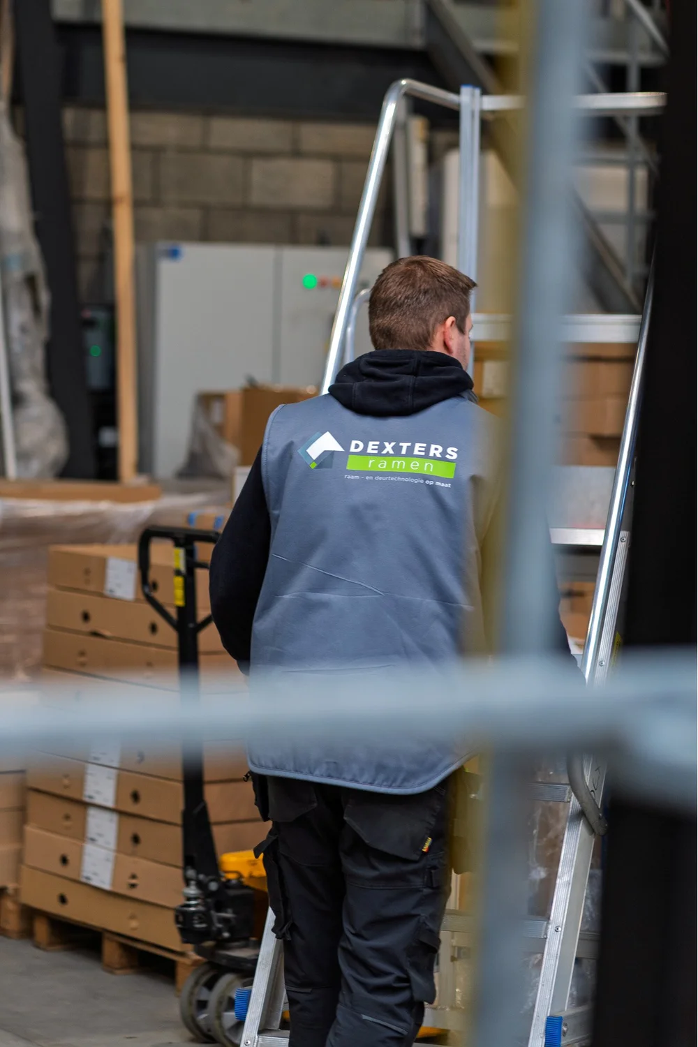 Medewerker loopt door het atelier van Ramen Dexters