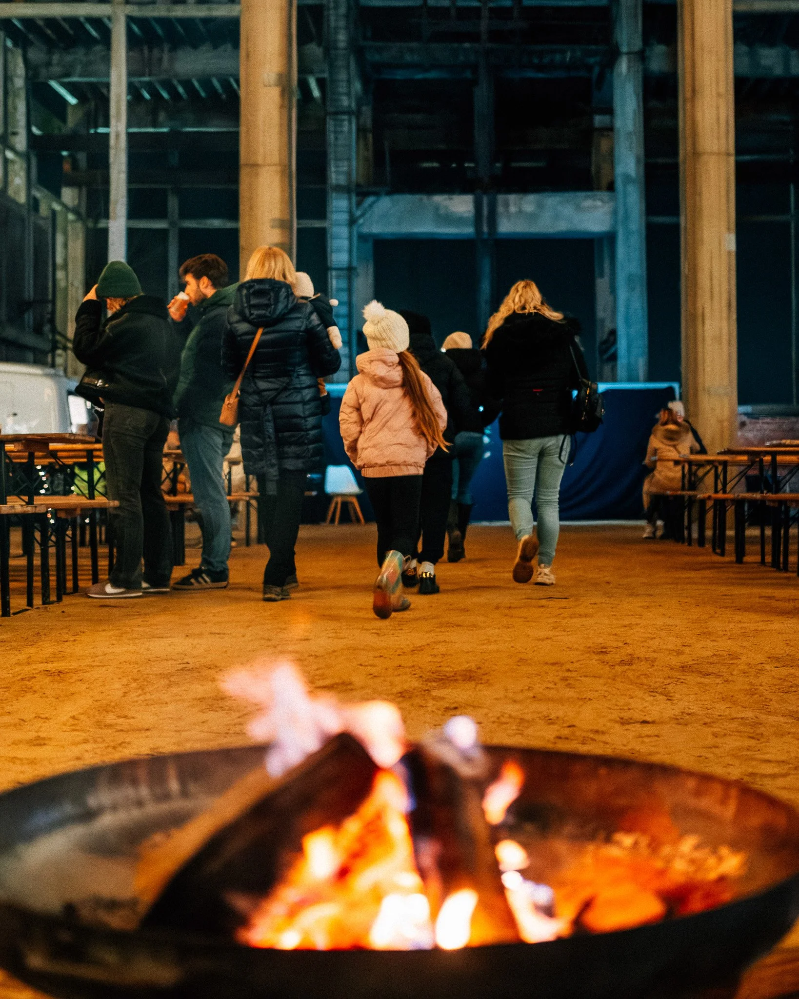 Kleine open haard met brandend hout en vlammen, op de voorgrond een vuurbal.