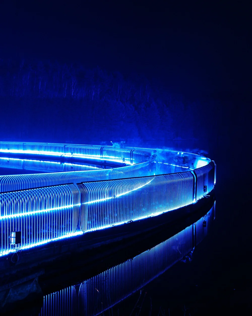 Foto 63: Watergedeelte van Luminoctis met blauwe lichtlijnen, reflecties, brugbeelden en installaties.