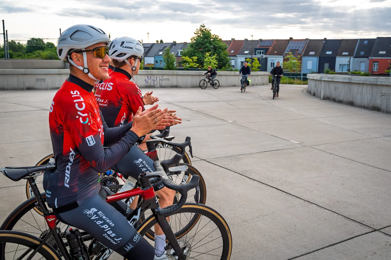 Cyclis renners applaudisseren voor fietsers