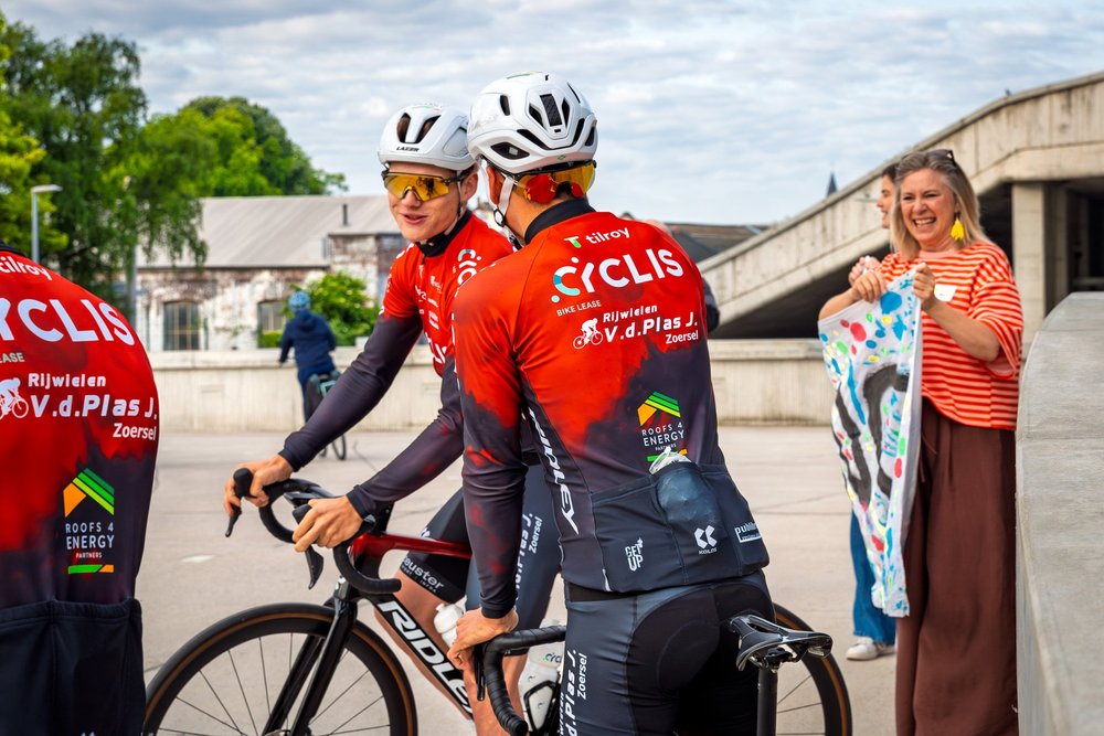 Cyclis renners praten met supporters