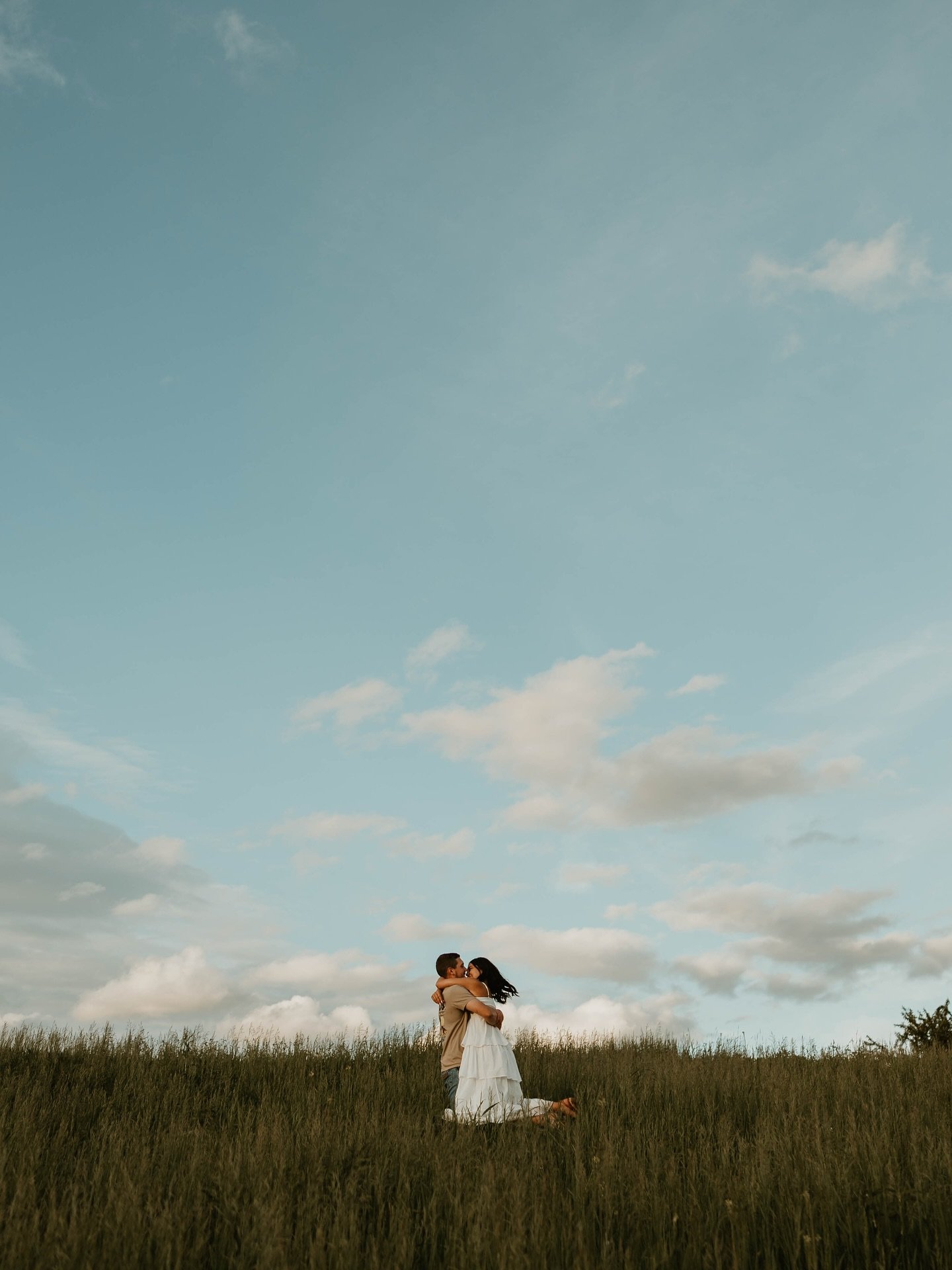 an open field + a truck = summer has officially started 🤭 

#couplesphotographer #ctphotographer #couplesposes #couplesphotos