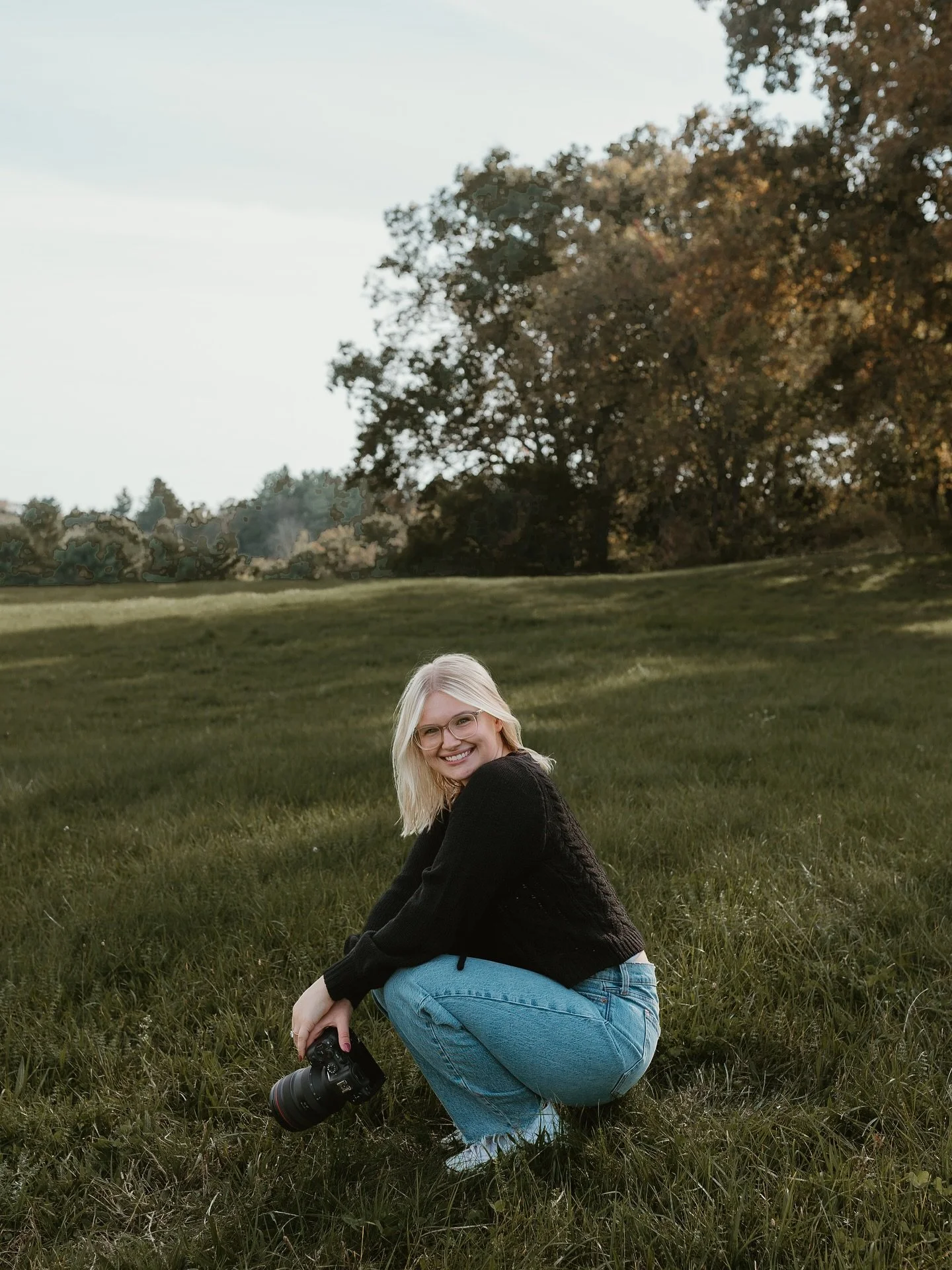 hi friends 🤍 
I figured it was about time I re-introduce myself! I&rsquo;m Hannah, the heart behind Hannah Noel Photography. 
I get to spend my days freezing little moments in time, the kind that make you laugh, cry, or feel all the feelings when yo