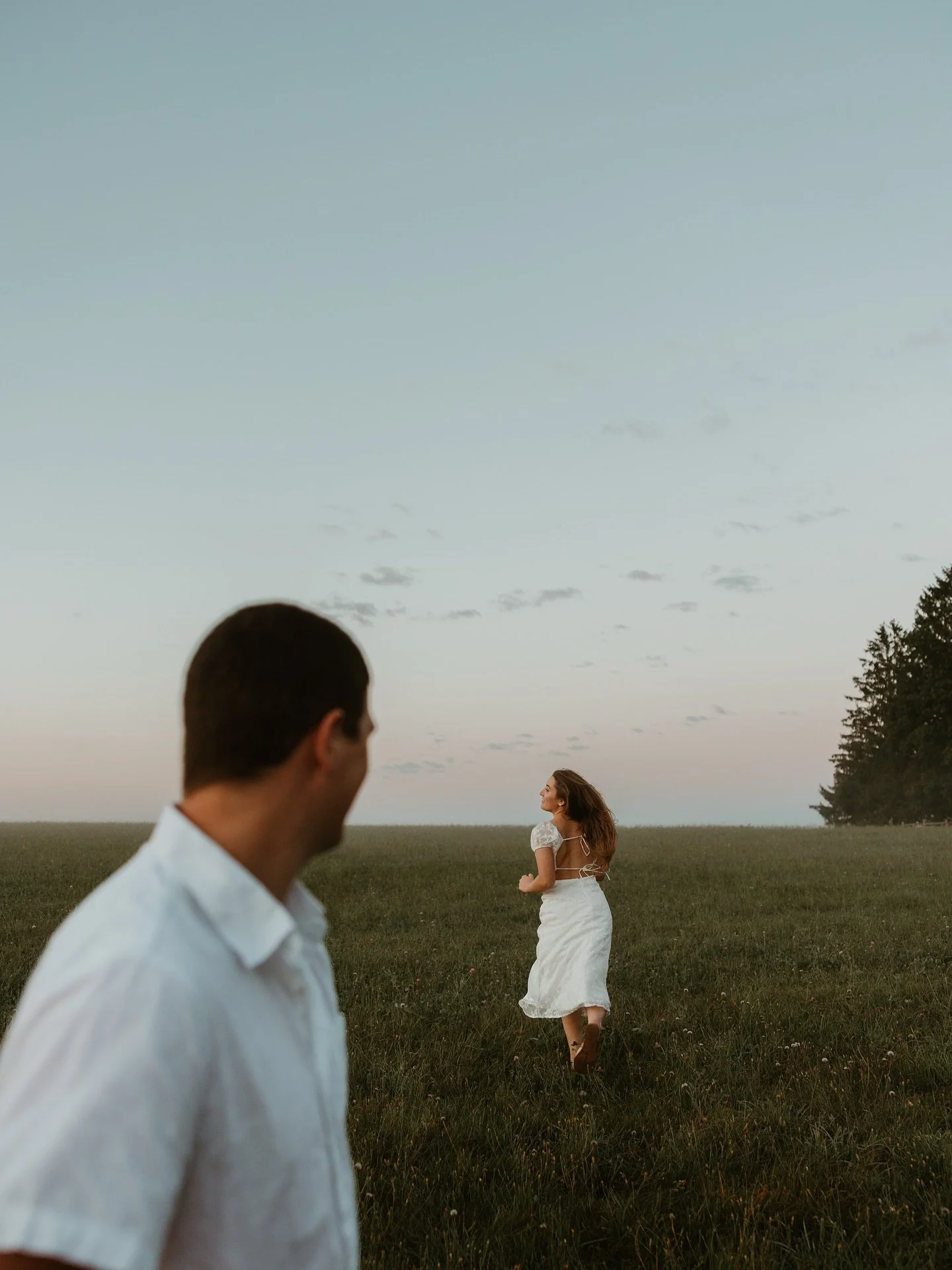 running around while the sun comes up✨
every second of this sunrise session was BREATHTAKING 🥹 

#couplesphotos #engagementphotos #weddingphotographer