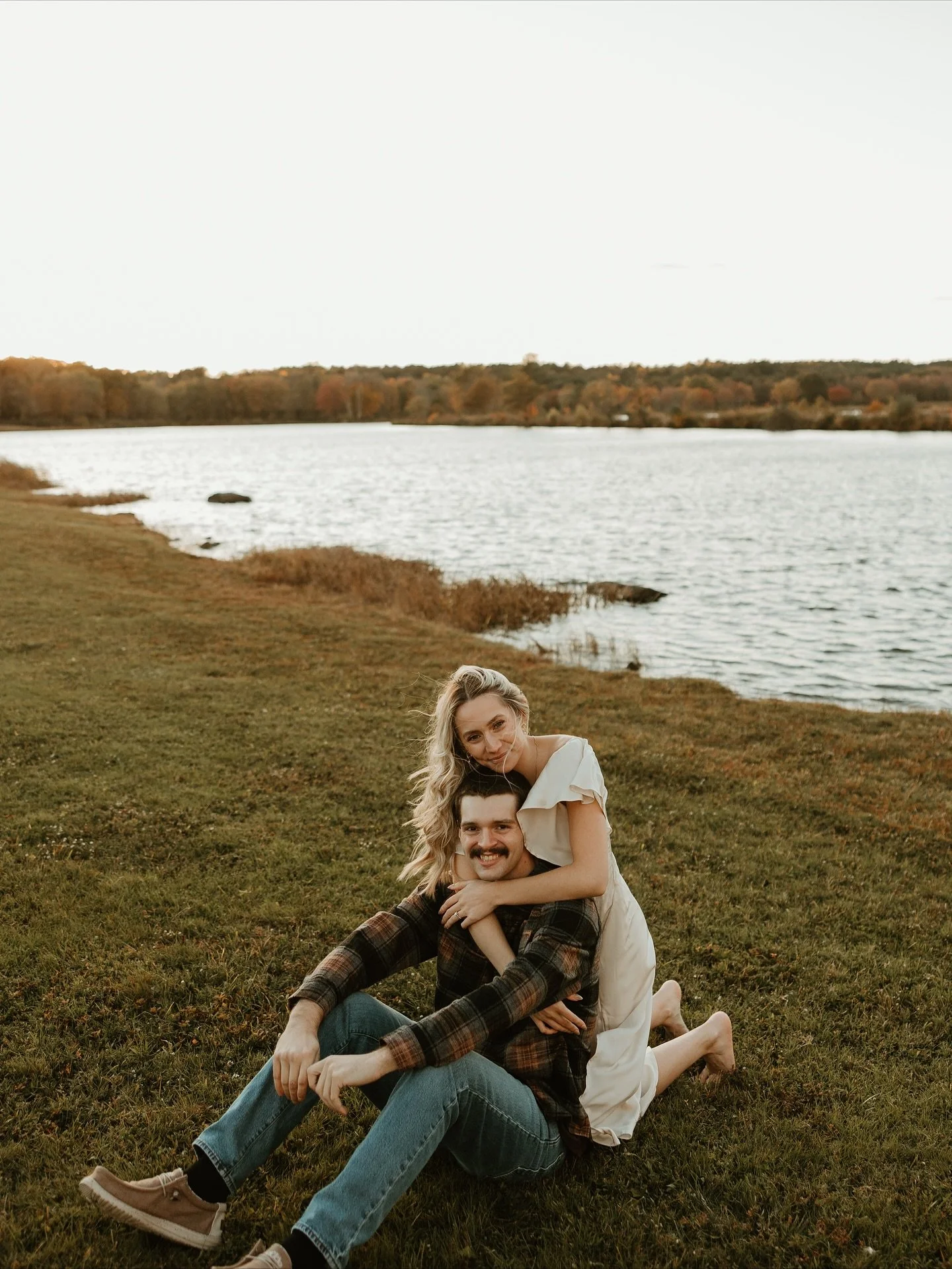 The absolute most gorgeous fall colors for these two 🥹 
M+J spent their session by the water &amp; in the leaves giggling and so so in love 🤎

#couplessession #engagementphotos #couplesphotographer #engagementphotographer #weddingphotographer #ctph
