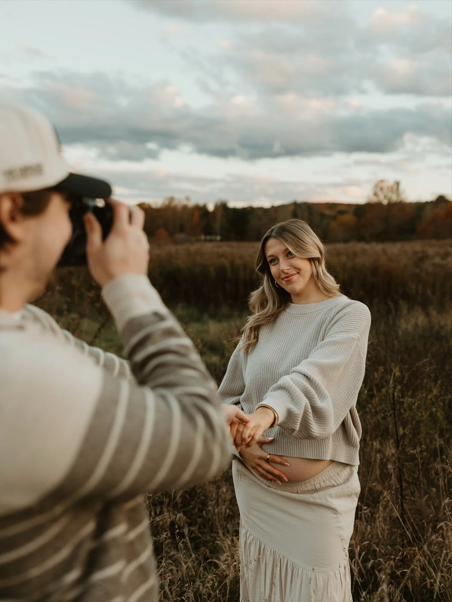 There&rsquo;s something about a quiet field that just slows everything down. And Savannah and Dean leaned right into it, giggly and sweet and so clearly in love that every moment felt effortless. If you&rsquo;re expecting, this is your reminder to so