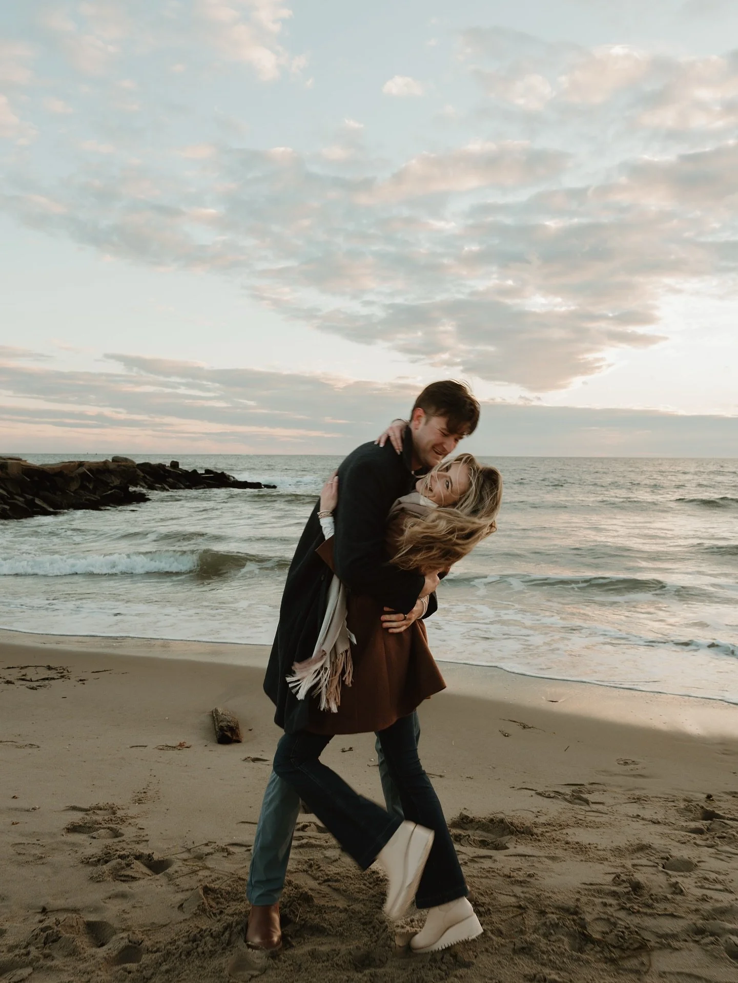 pls tell me if you&rsquo;ve ever seen a couple more smiley &amp; giggly than these two 😭🥹 
There was not a moment we weren&rsquo;t laughing this entire session (even though it was freezing out hahaha) 
These two were the SWEETEST &amp; I cannot wai