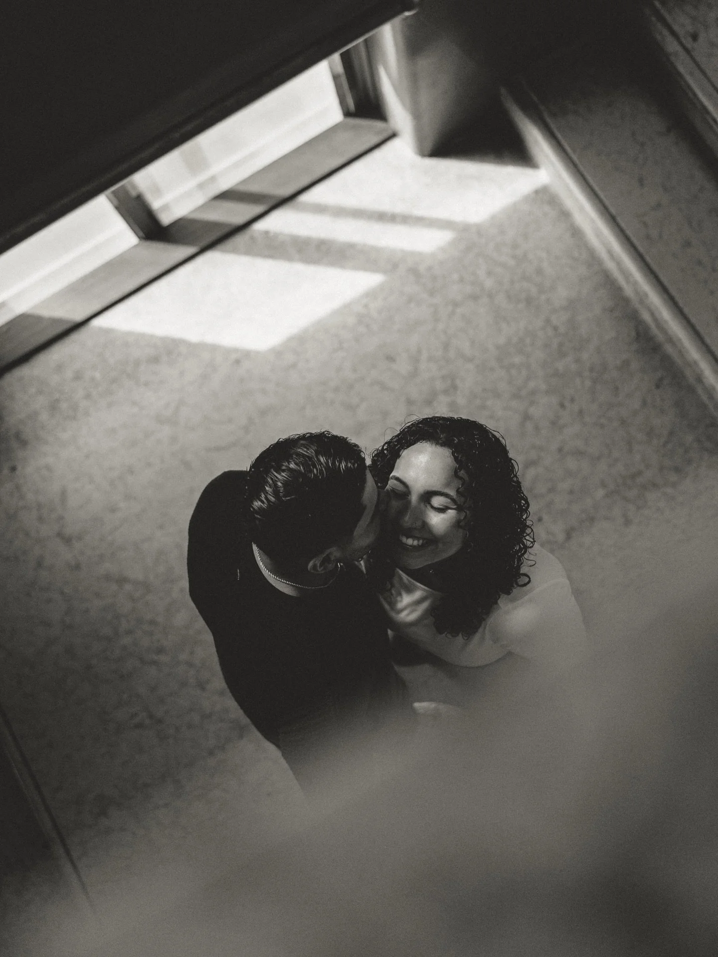 in a museum full of people, they somehow found a moment that belonged only to them 🥹

#isabellastewartgardnermuseum #ctphotographer #engagementphotographer #weddingphotographer #couplesphotos