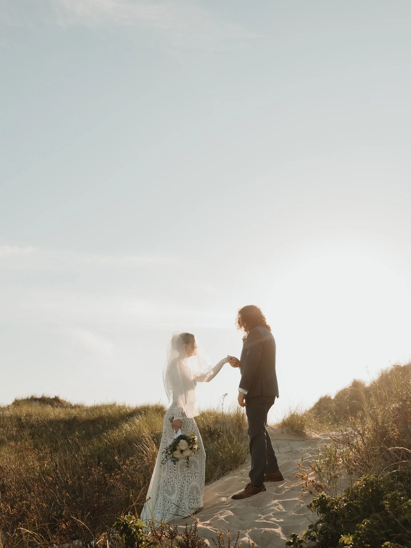 Does it get anymore special &amp; romantic than a beach elopement with the absolute closest people to you in attendance?! 🥹 
Sharidan &amp; Cam got ready at a local Airbnb, had their first look, exchanged vows &amp; rings at Watch Hill with their im