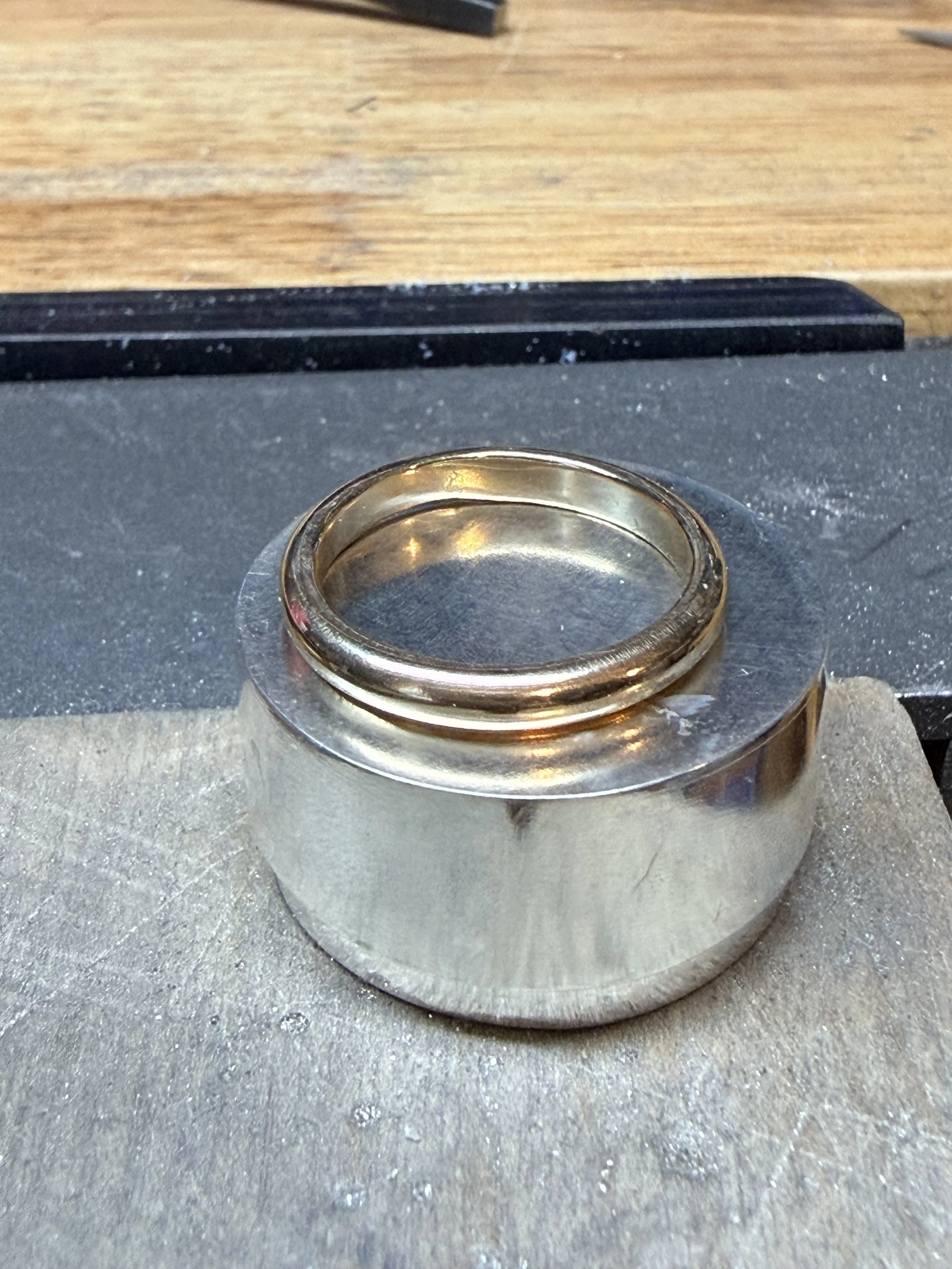 9K gold wedding band