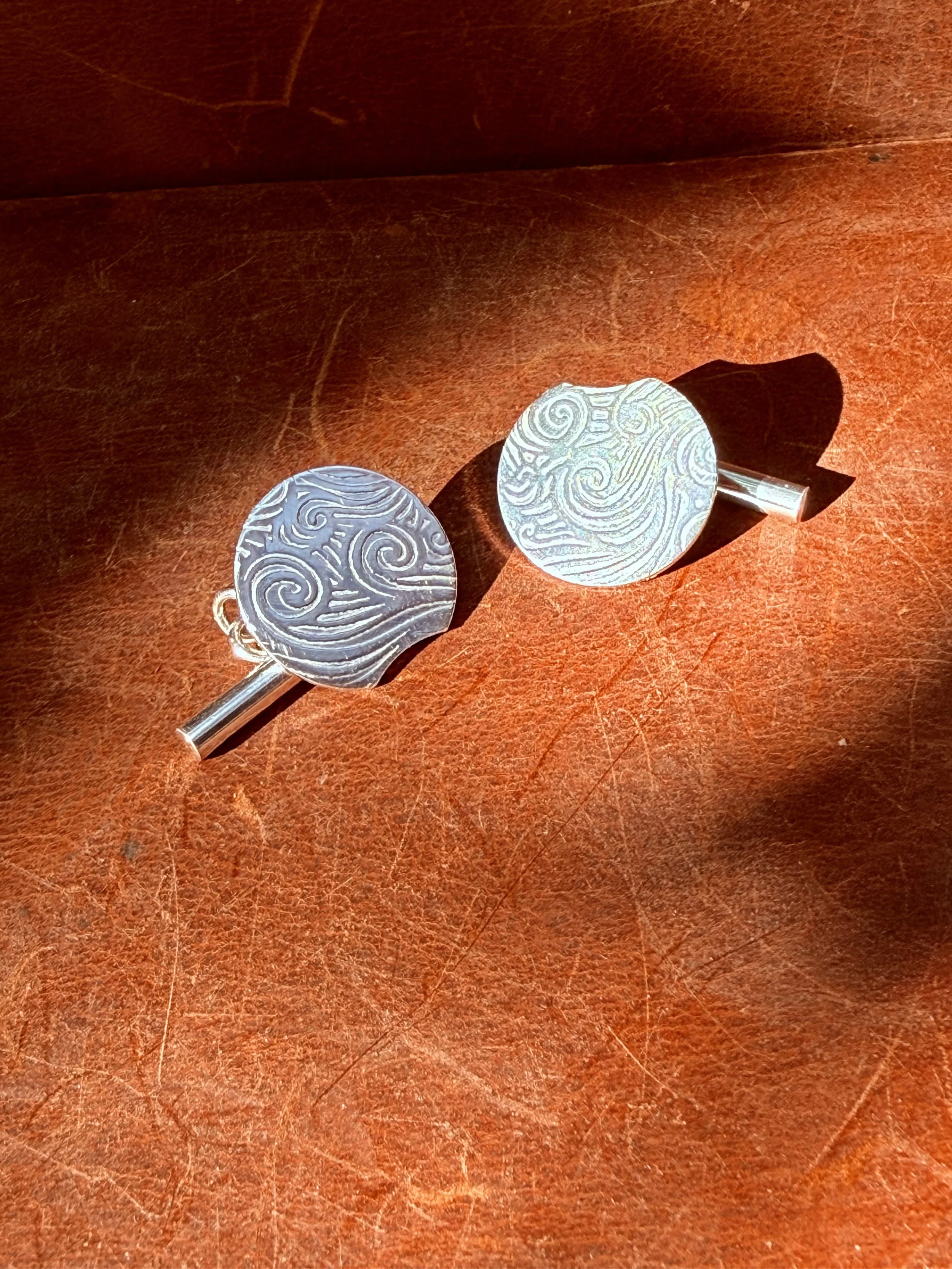 Sterling silver rolling-mill pattered cufflinks. 