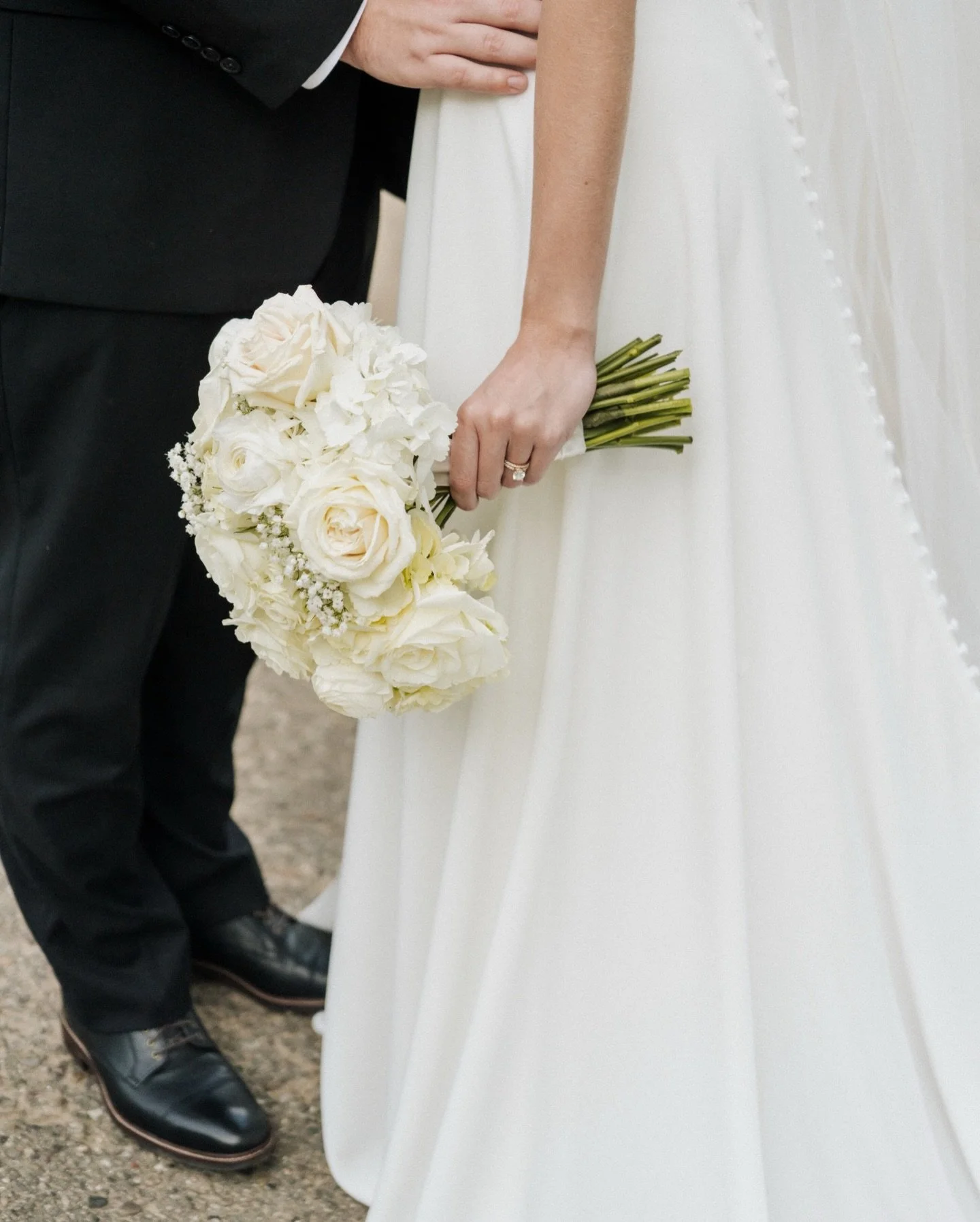 This goooooorgeous bouquet to start - swipe to see more from Amber and Jacob&rsquo;s day at @minesgolf ⛳️

They were truly the kindest, most joy-filled couple, and photographing them was such a blast. Plus, getting to drive one of the fancy golf cart