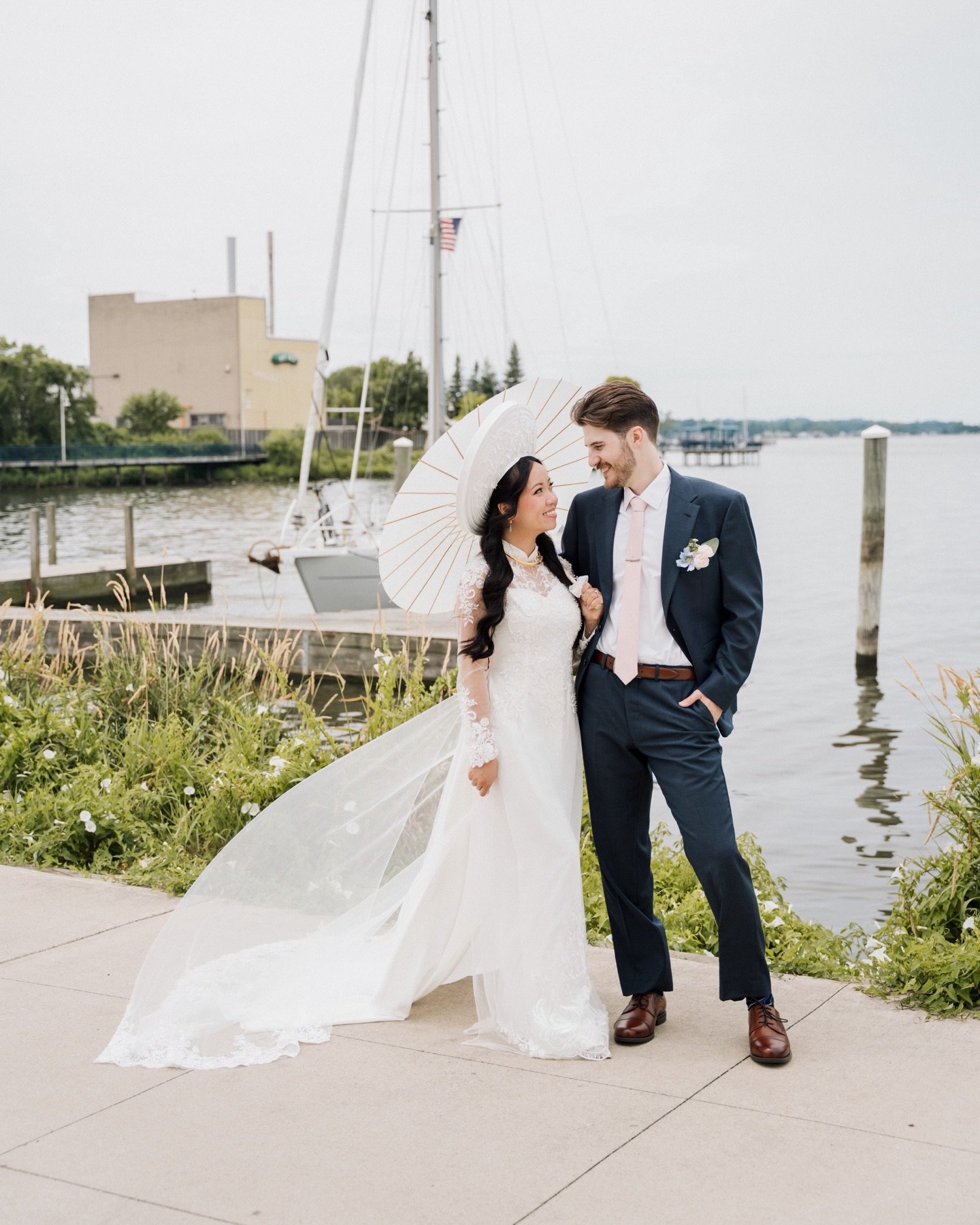 20 slides from one of my favorite days in 2025 and such a special one to be a part of! 🩷 Thank you Ben &amp; @britceramics for having me!!

After their private first look, we snuck away for some Lake Michigan portraits which I&rsquo;m still not over