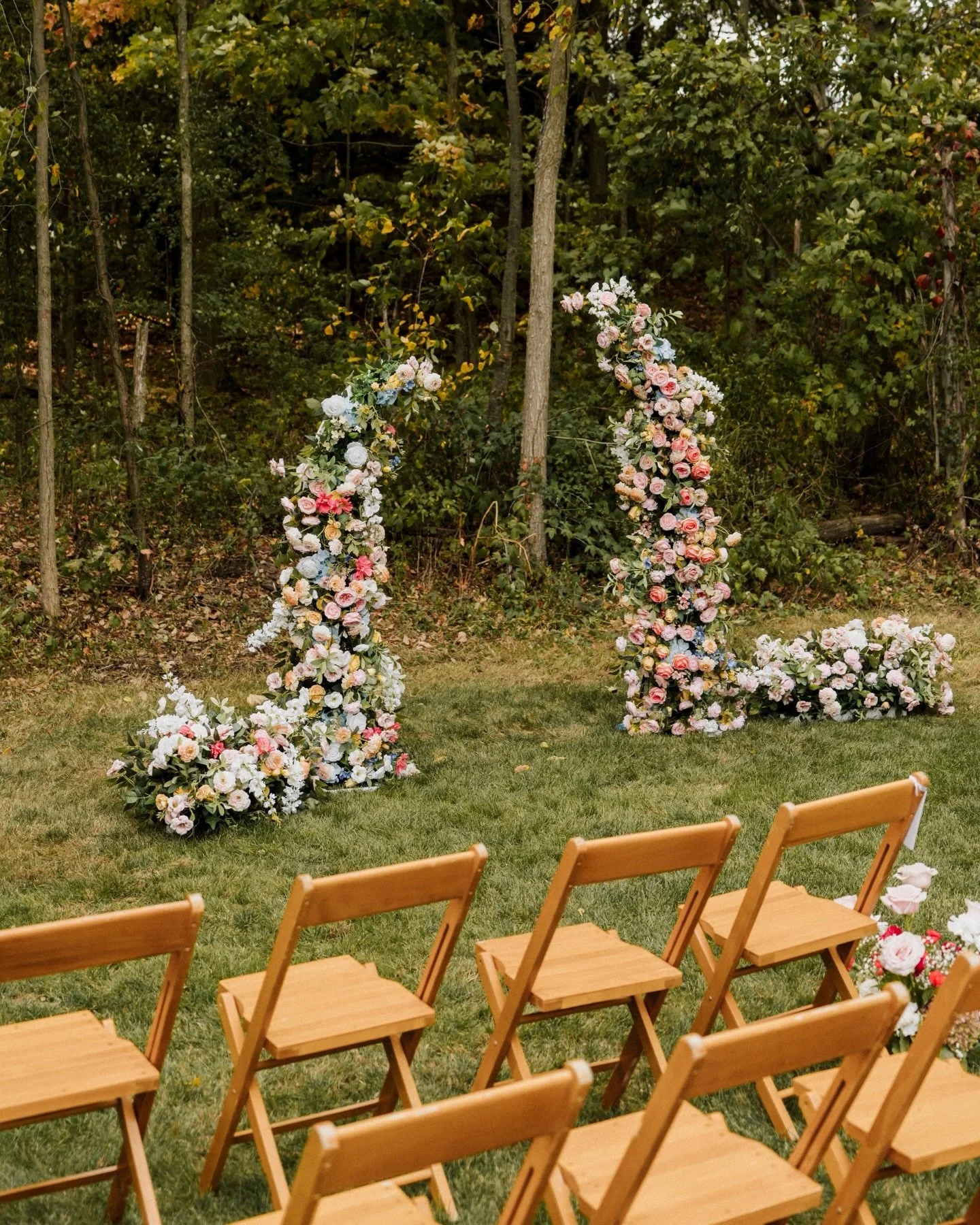 The absolute CUTEST backyard wedding setup. 😭🌸

I know DIY weddings can feel a little intimidating, but look at this Pinterest-worthy magic. Shirley and Danielle absolutely executed every detail of this day. From the ceremony florals to the recepti