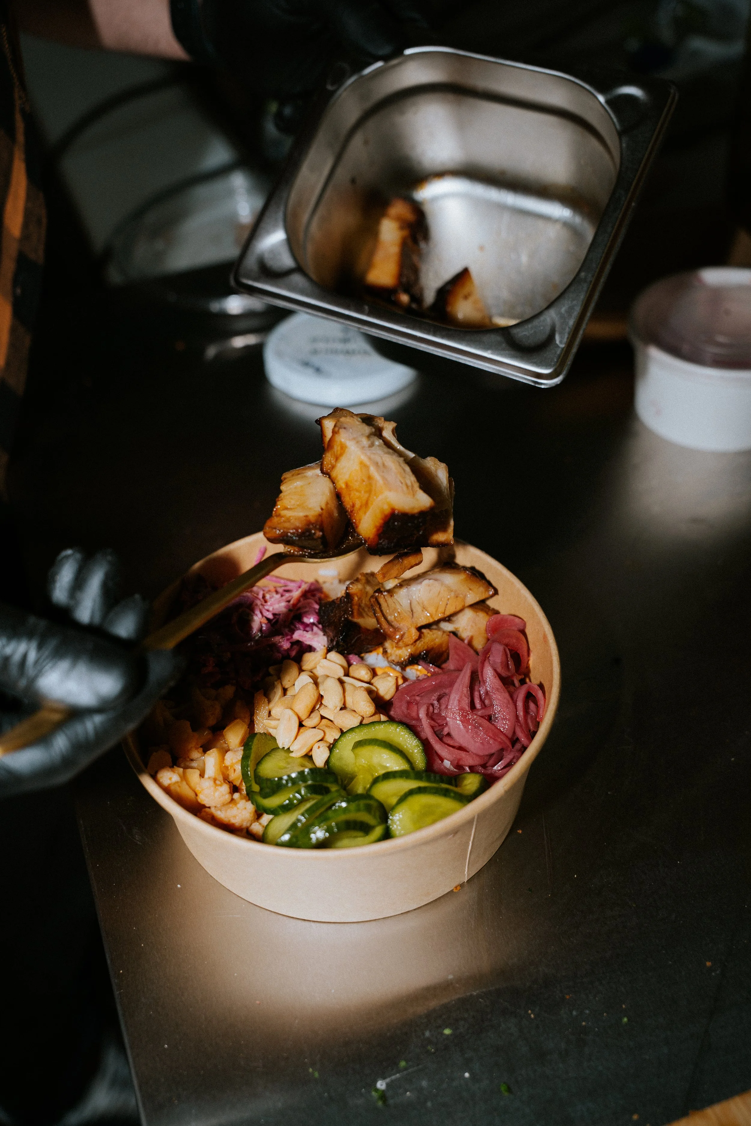 Profesionální gastro fotograf Lokalita – Ostrava. Reportážní focení v restauraci, které zachycuje příběh jídla od přípravy po finální produkt. Autentický obsah pro váš brand.