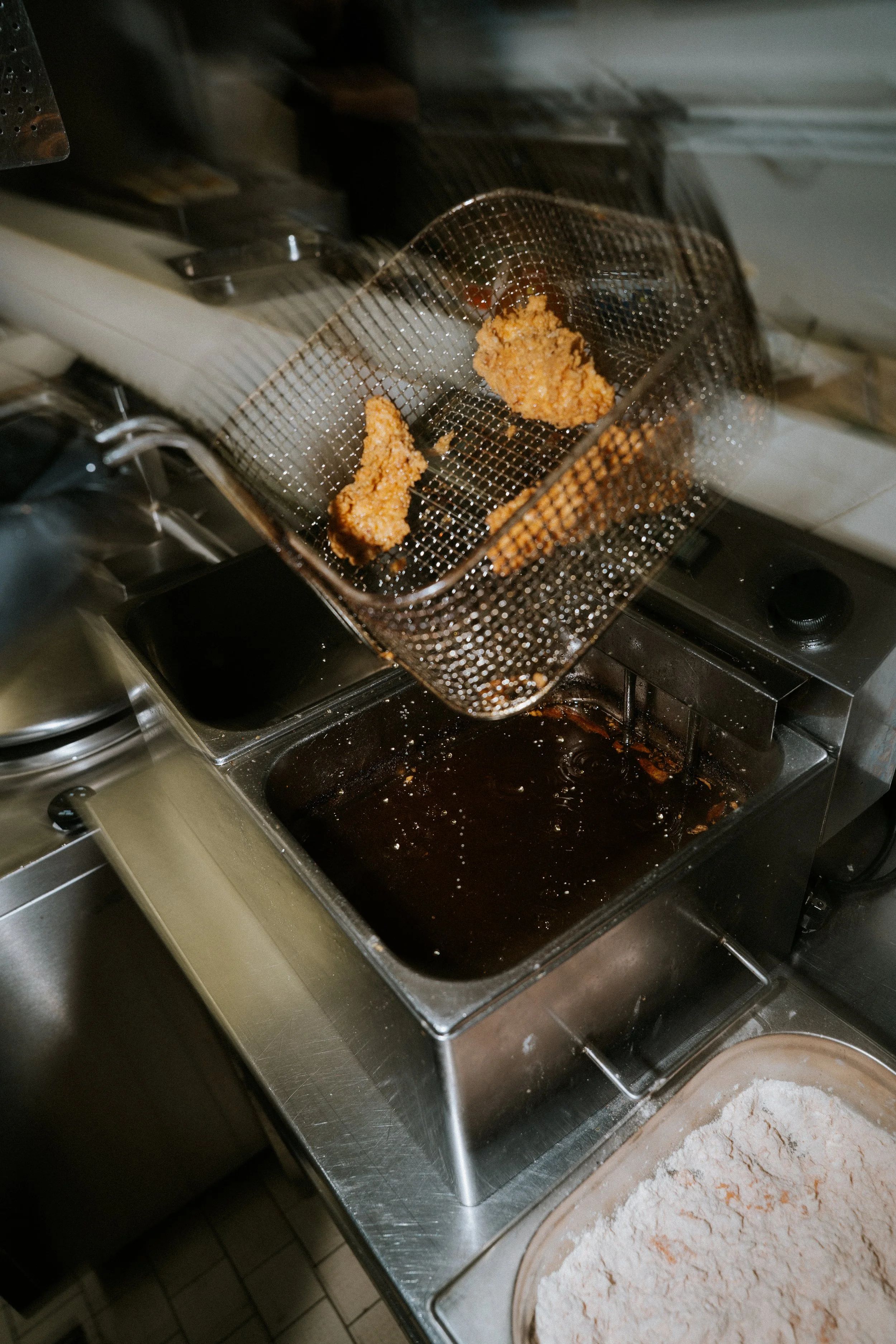 Profesionální gastro fotograf Lokalita –Ostrava. Reportážní focení v restauraci, které zachycuje příběh jídla od přípravy po finální produkt. Autentický obsah pro váš brand.