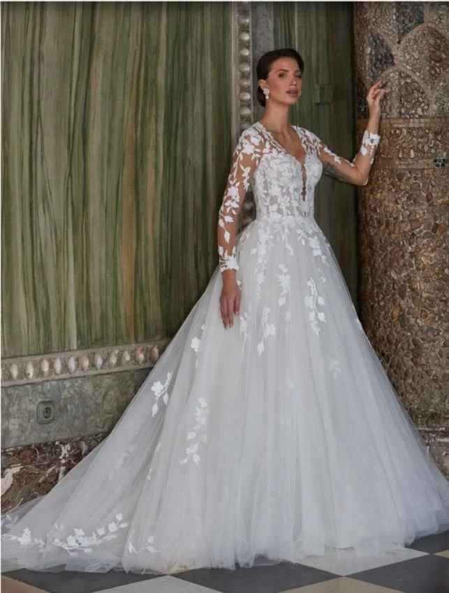Wedding dress with sleeves and lace