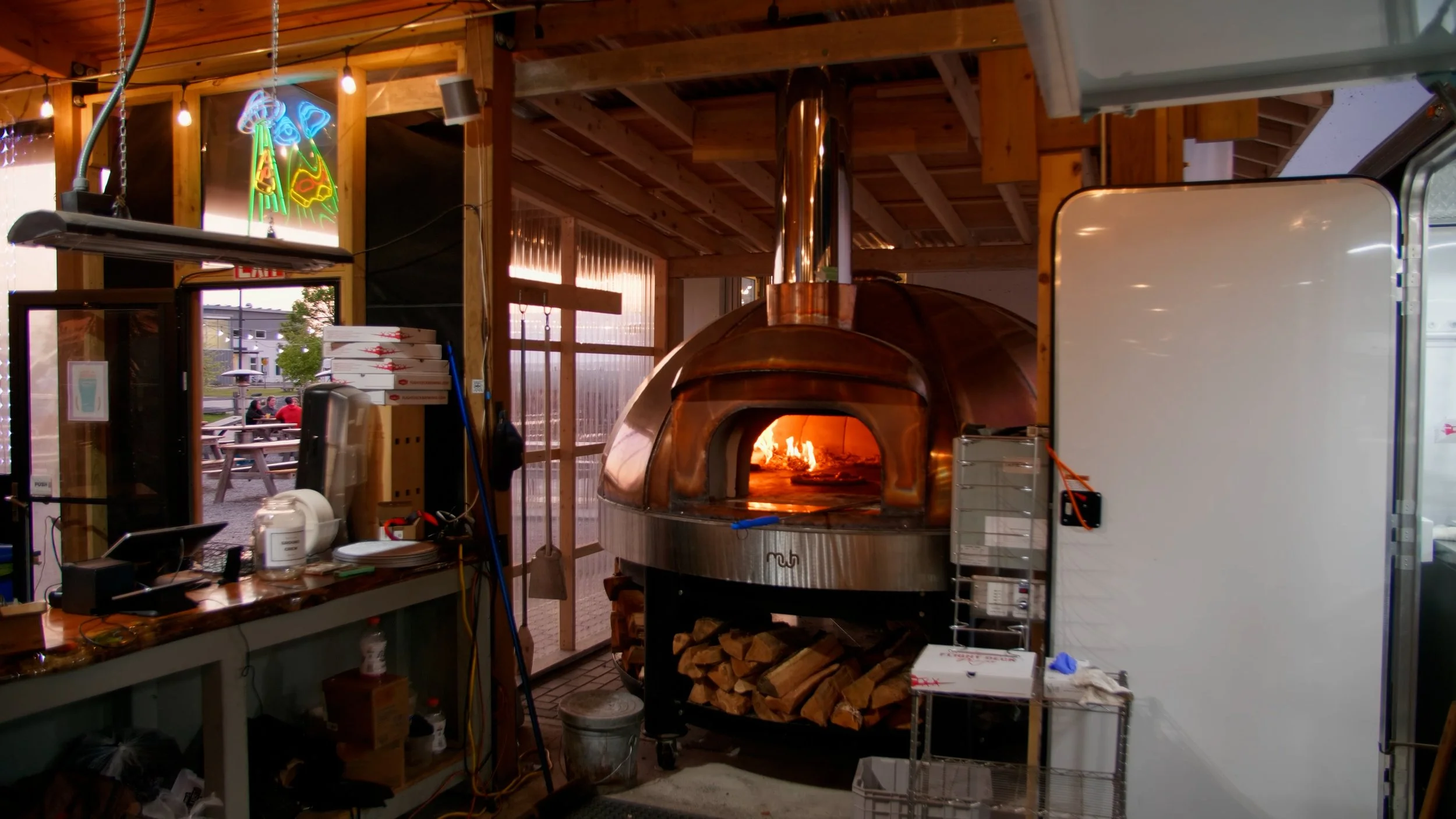 P1355377_pizza, oven from far away.mov.01_11_34_22.Imagen fija001.jpg