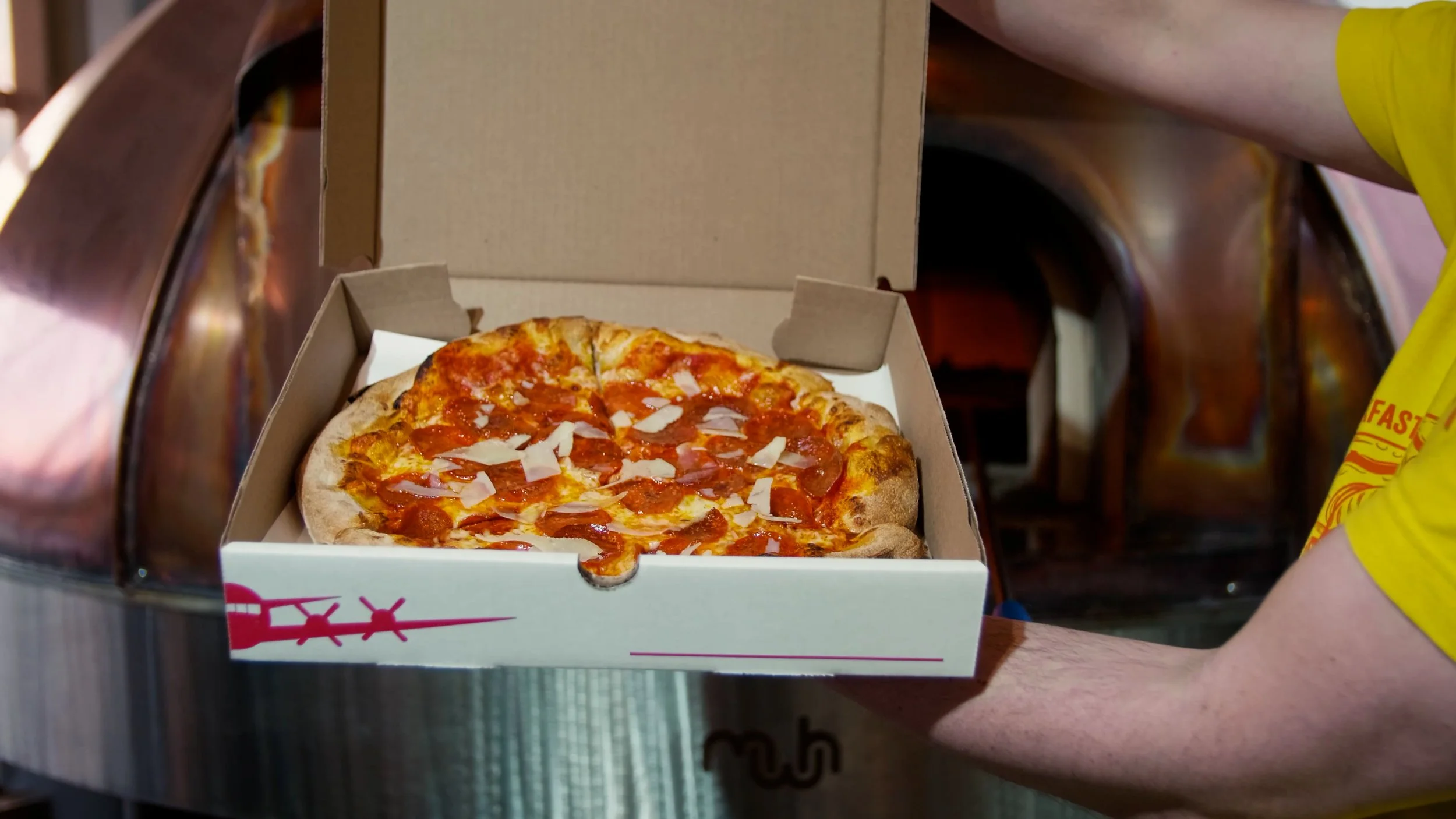 P1355375_pizza in box by oven.mov.01_09_34_01.Imagen fija001.jpg