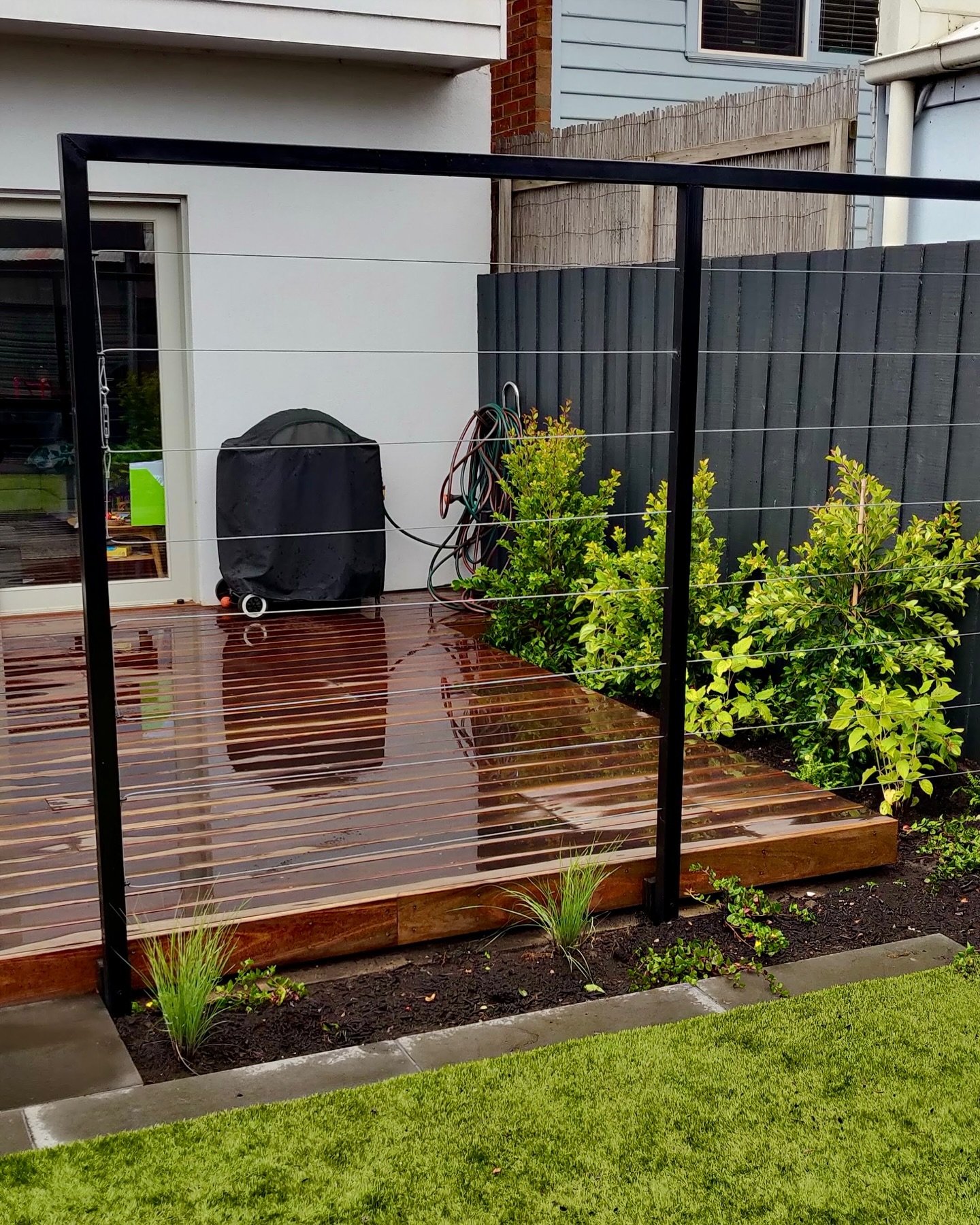 📍Port Melbourne Courtyard Transformation 🌿

Drawing on the unique charm of this inner-city townhouse, we&rsquo;ve revitalized the courtyard to maximize versatility and style. A synthetic grass area now spans the rear half of the yard, creating a pl