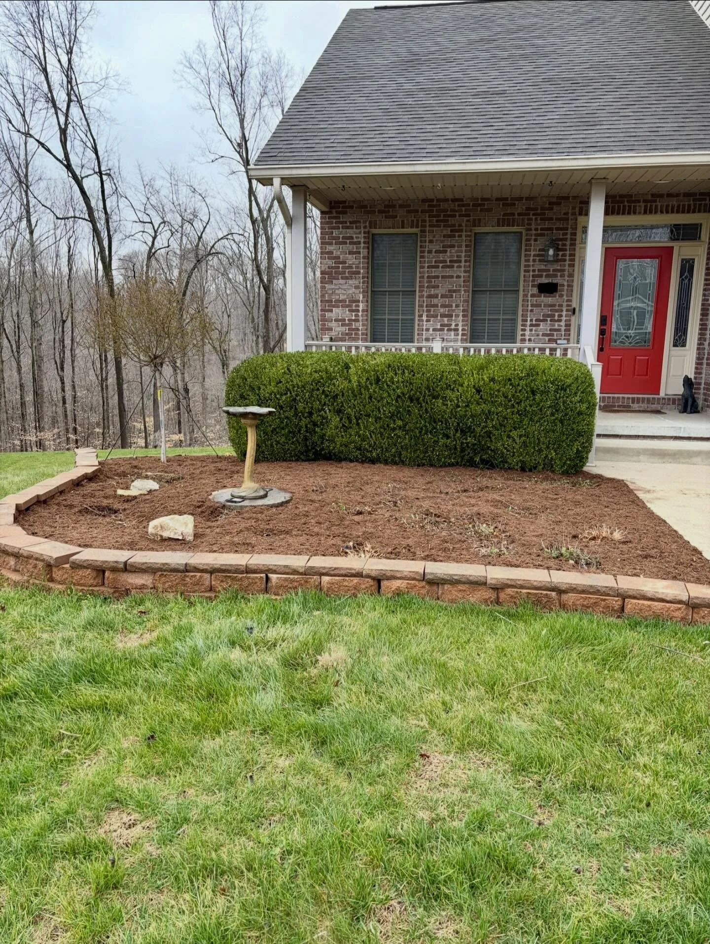 Spring is in full swing! 🌱 In Smithville, our crew tackled a bed cleanup and mulching, plus we gave the shrubs a fresh trim. Ready to help your yard shine this season! 💪