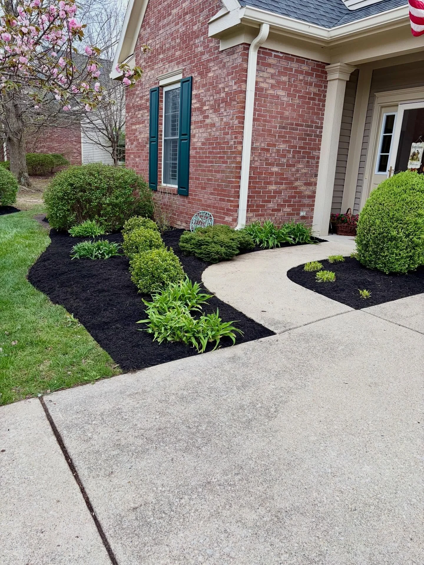 Now that&rsquo;s a good lookin mulch job! #landscaping #mulch