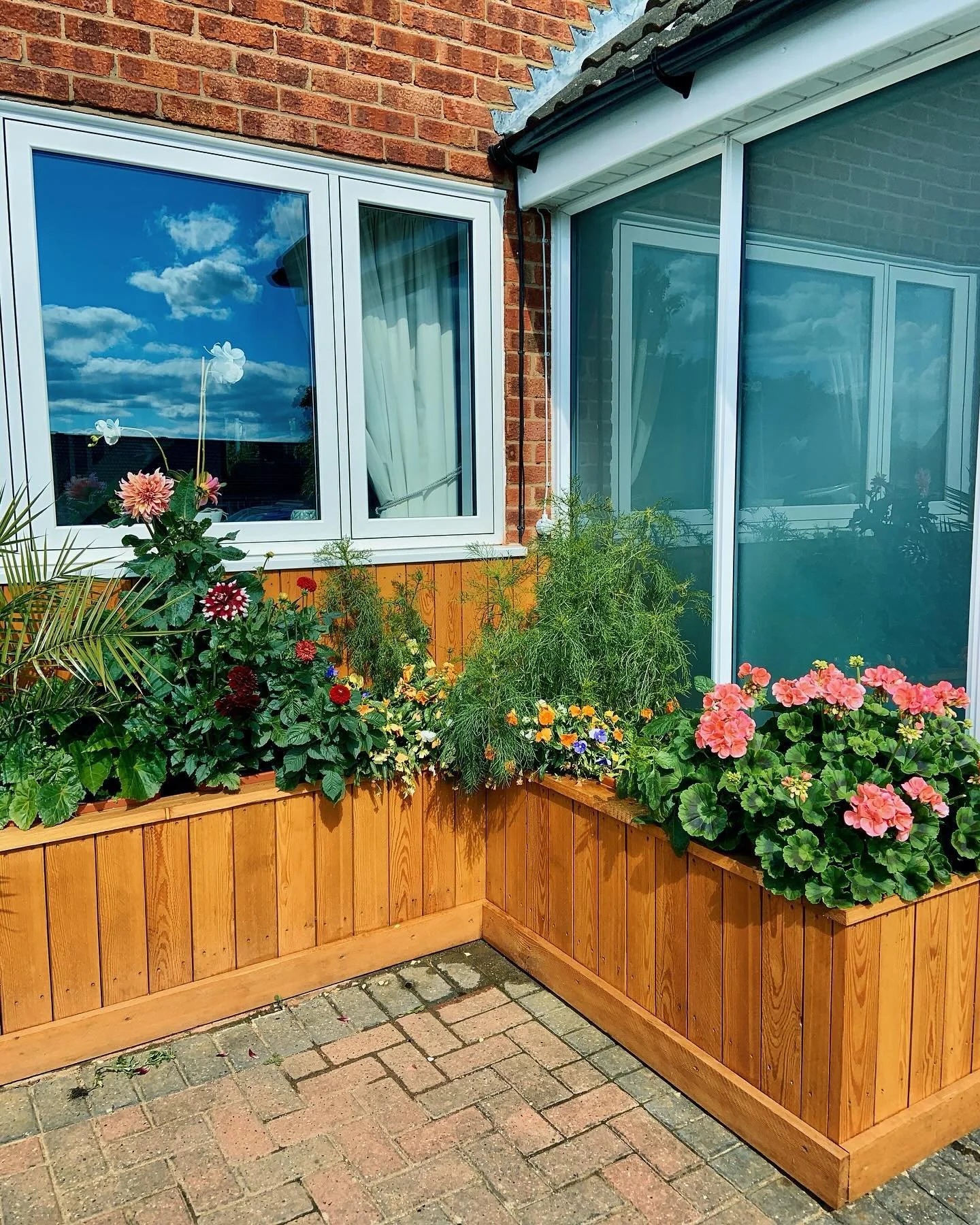Custom wooden planter for a client&rsquo;s front porch! 🌿✨ Perfect for adding a touch of greenery and charm to their home&rsquo;s entrance. Built to last and designed to impress. What do you think of the final look?

Designed by : @applebeecarpentry