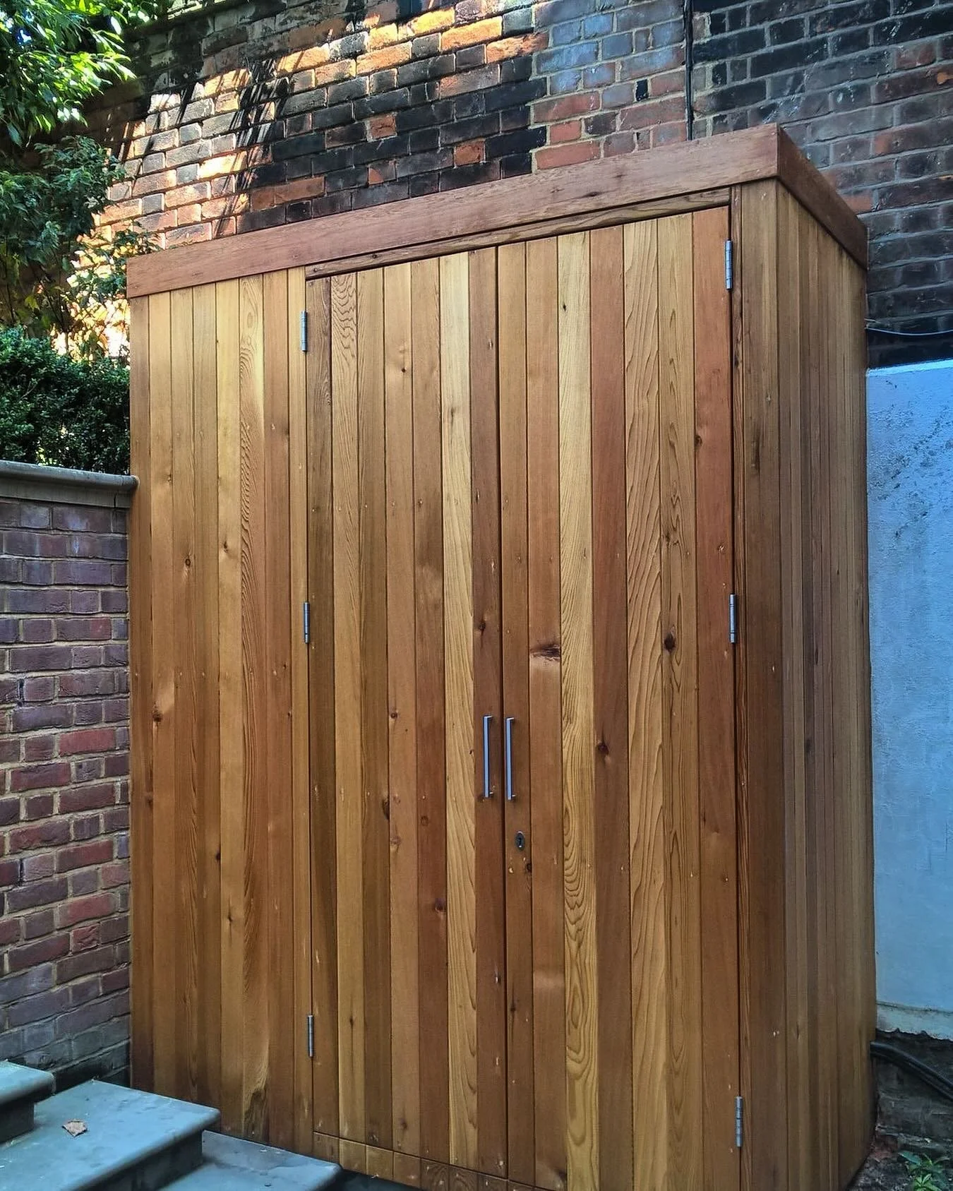 Cedar-clad storage unit crafted with the finest materials. Custom-sized to fit seamlessly in the garden while providing ample space for bikes and tools.

Designed by: @applebeecarpentryandjoinery 
Installed by: @applebeecarpentryandjoinery 

#CedarSt