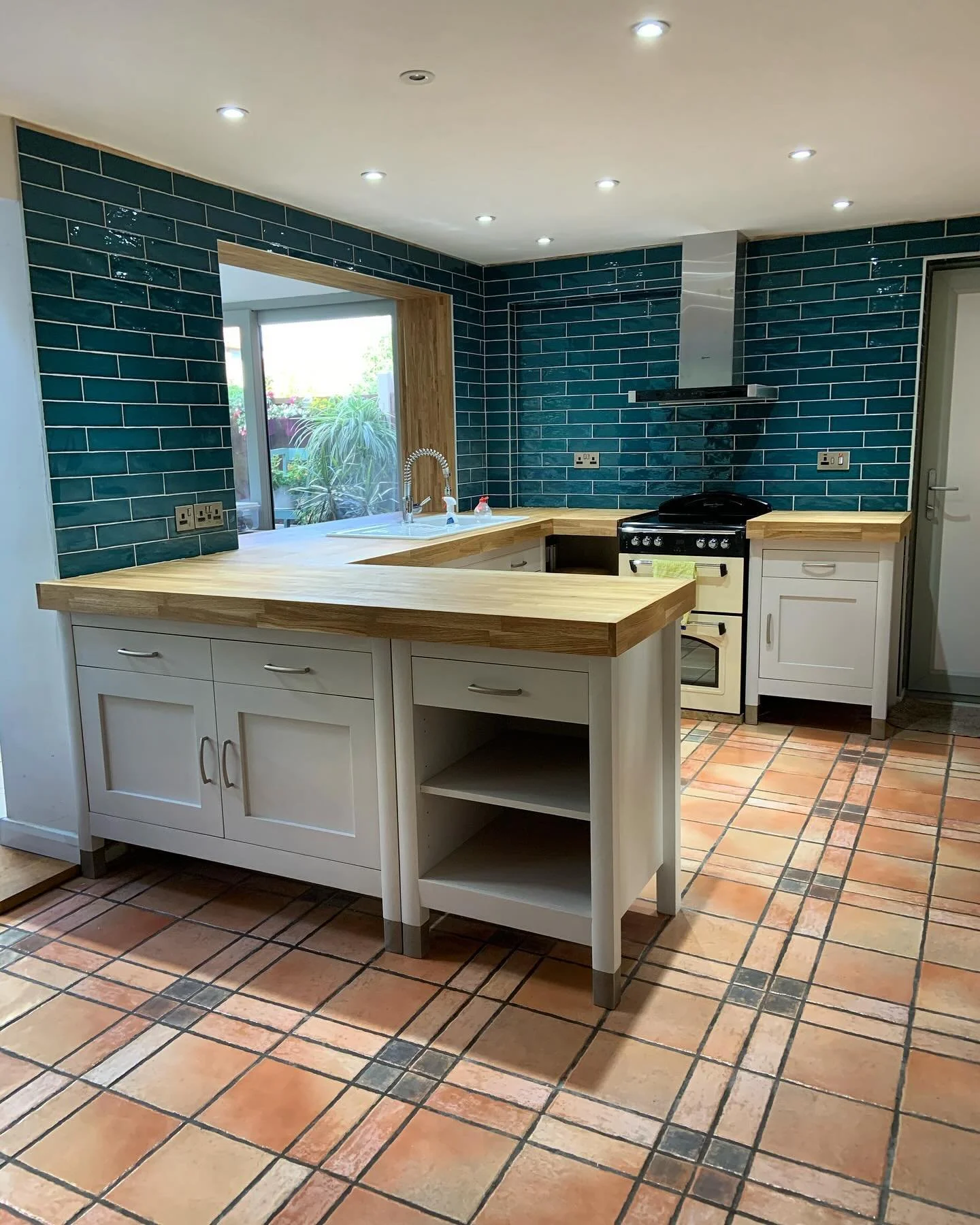 Bespoke kitchen for a local client&hellip; Elevating kitchens with custom craftsmanship.

Designed by: @marksandspencer 
Fitted &amp; customised by: @applebeecarpentryandjoinery 

#BespokeKitchen #CustomCabinetry #KitchenDesign #HomeRenovation #Inter