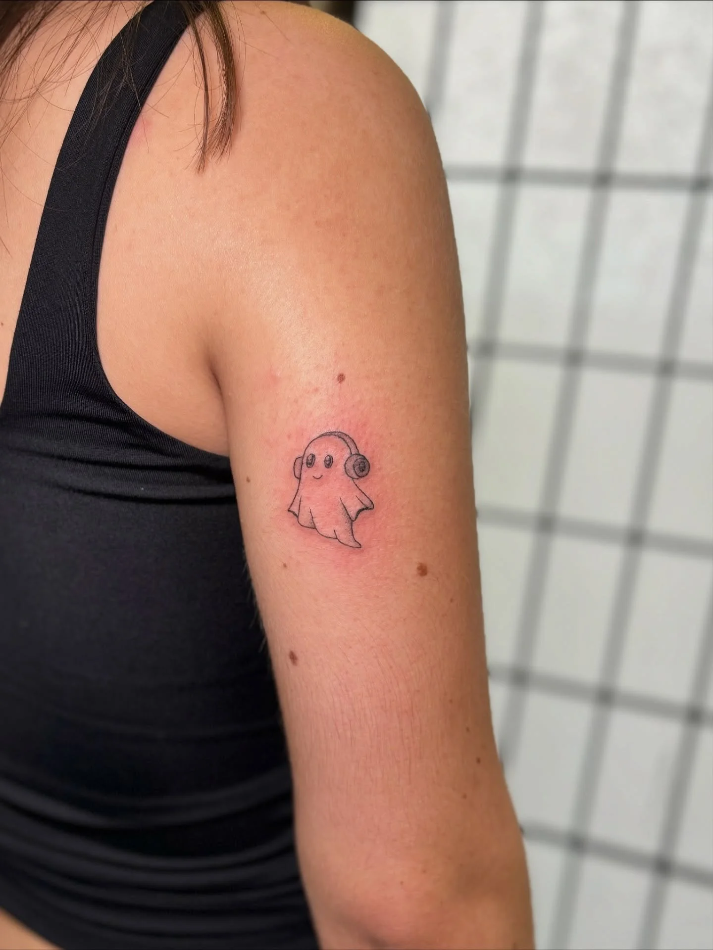 The first of my lil ghosties, I reckon he&rsquo;s listening to this tune🎧

The cutest lil guy👻

#femaleartist #hampshiretattooartist #tattoo #tattooartist #tattooflash #ghost 
#ghosttattoo #tinytattoo