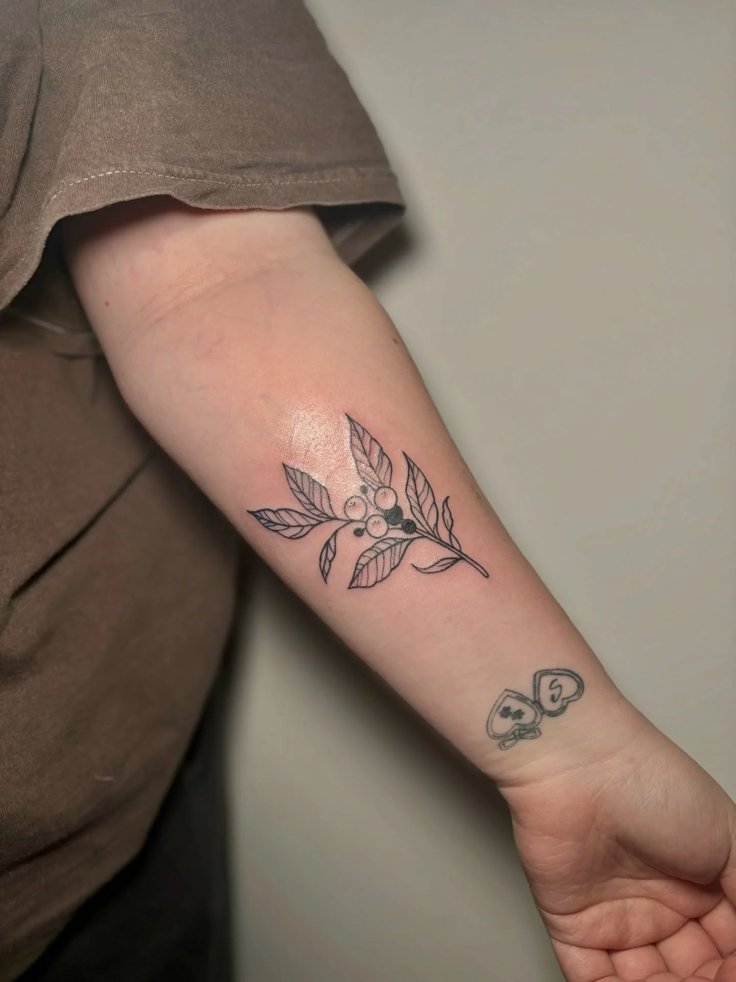 Always such a pleasure tattooing em, here is her latest edition🌿
>swipe for a close up👀
Supplied by @magnumtattoosupplies ❤️
Book via @getink.app link in bio💜

#MillieWebsterTattoo #TattooStudio #tattoo #magnumtattoosupplies #forearmtattoo #pat