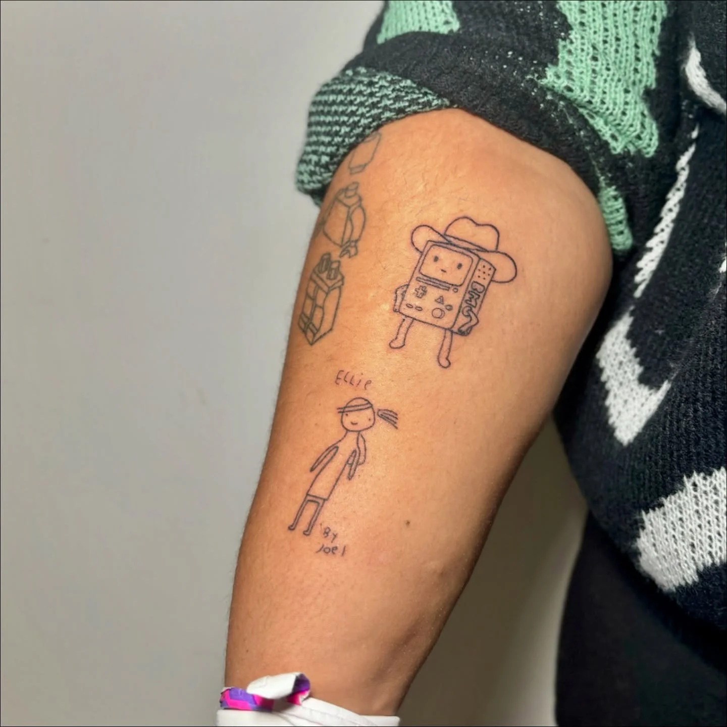 Some fun additions for Bri✨

Always such a laugh tattooing you🫶

Supplied by @magnumtattoosupplies 💜

#MillieWebsterTattoo #TattooStudio #tattoo #magnumtattoosupplies #adventuretime #thelastofustattoo #patchworktattoos #patchworksleeve