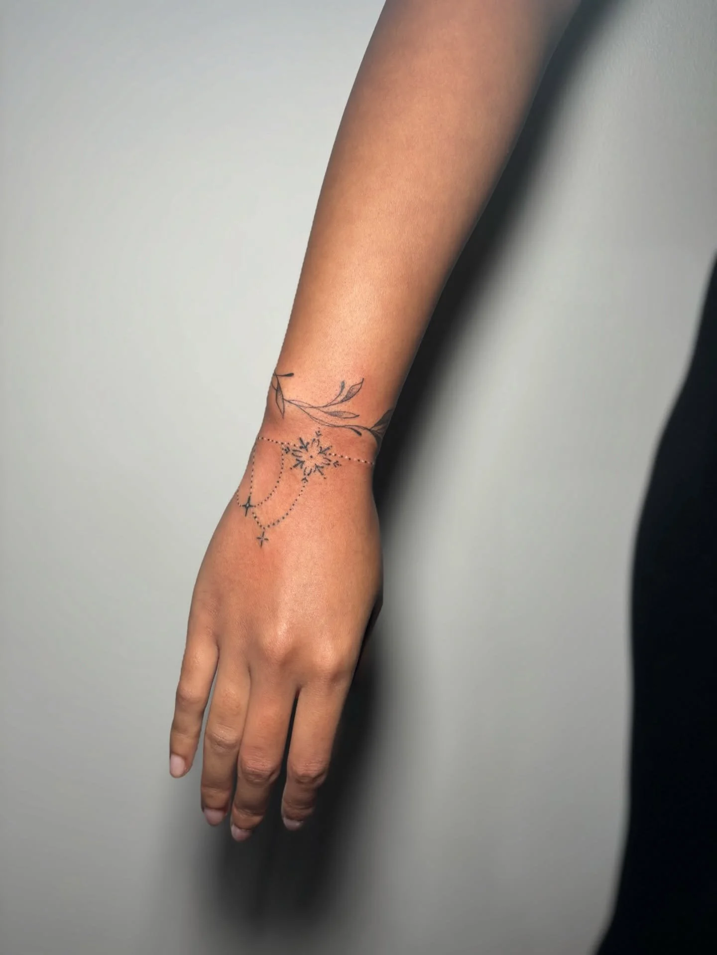 Honestly the loveliest appointment with Melissa🌿✨

Thank you as always💞
Supplied by @magnumtattoosupplies 

#tattooartist #femaletattooartist #magnumtattoosupplies #wraparoundtattoo #leafytattoo #bracelettattoo