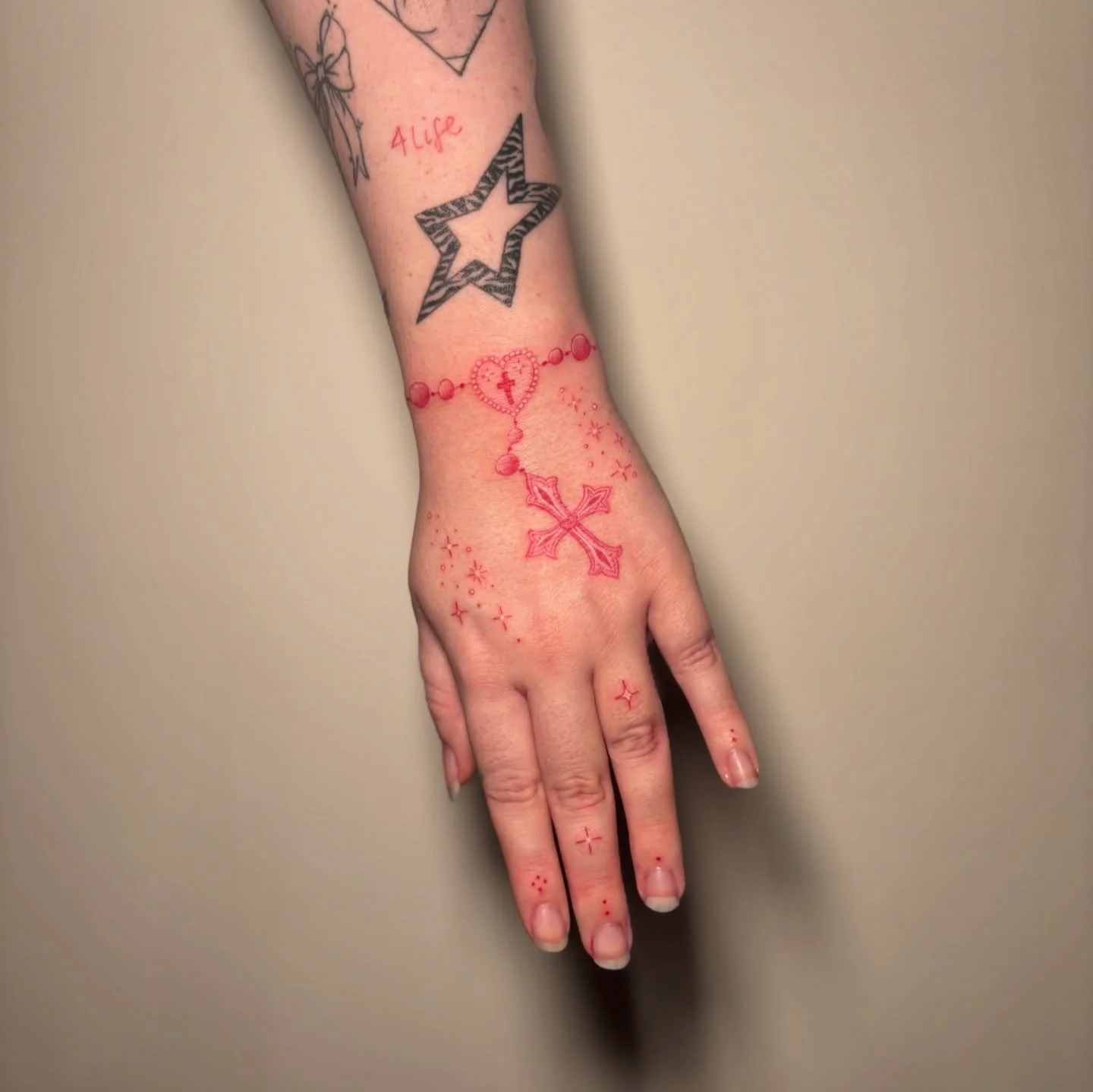 Red rosemary beads for my girl Dani✨

Lil feature of some healed bits too🥰

Cartridges- @peachtattoo_official 
Ink- @radiantcolorsink 
Balm- @tigerspitbalm 
Supplied by- @magnumtattoosupplies 

#tattooartist #femaletattooartist #magnumtattoosupplies