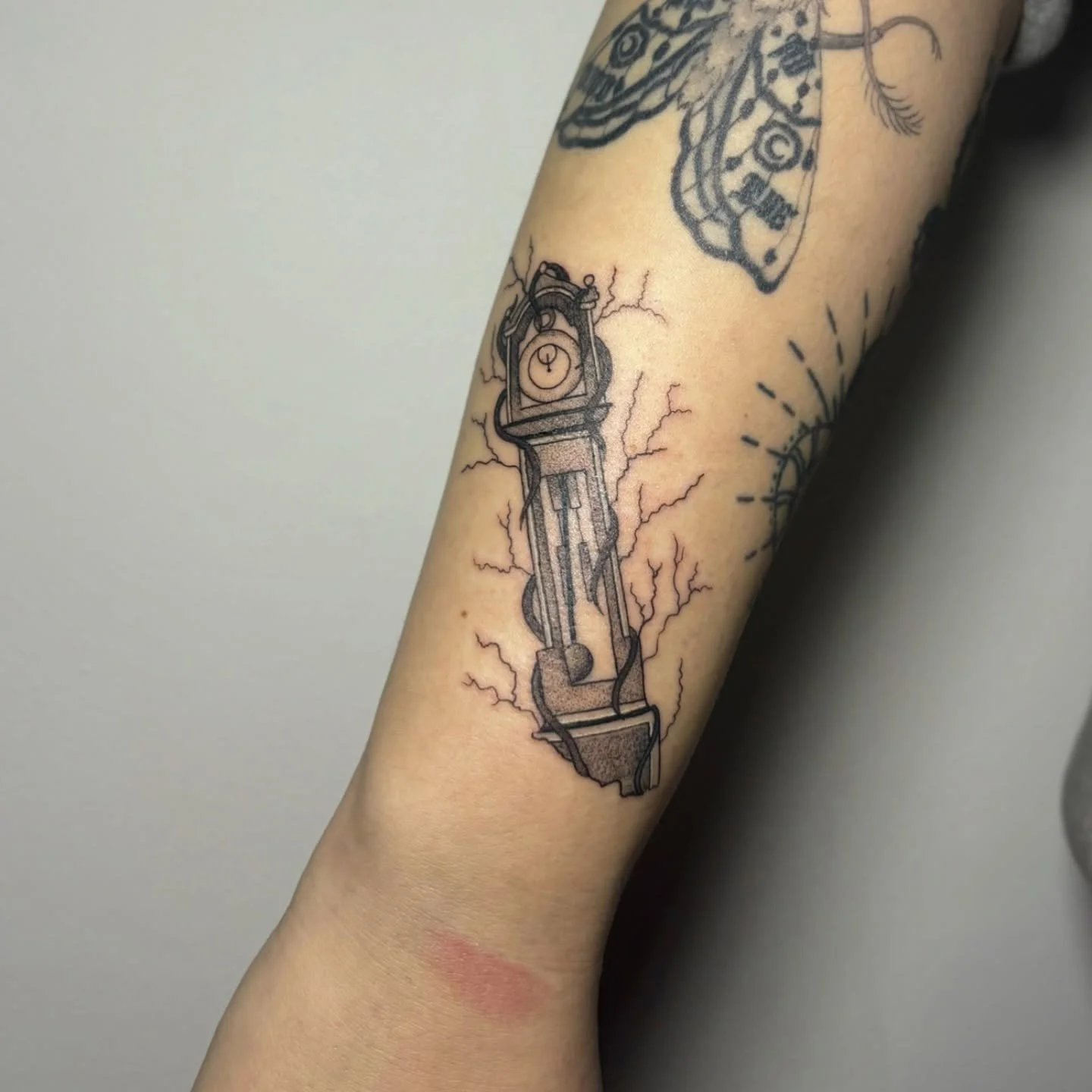 Stranger things Clock for Katie to fill the gap on her arm that&rsquo;s been stressing her out✨

Cartridges- @peachtattoo_official 
Ink- @dynamiccolor 
Balm- @tigerspitbalm 
Supplied by- @magnumtattoosupplies 

#tattooartist #femaletattooartist #magn