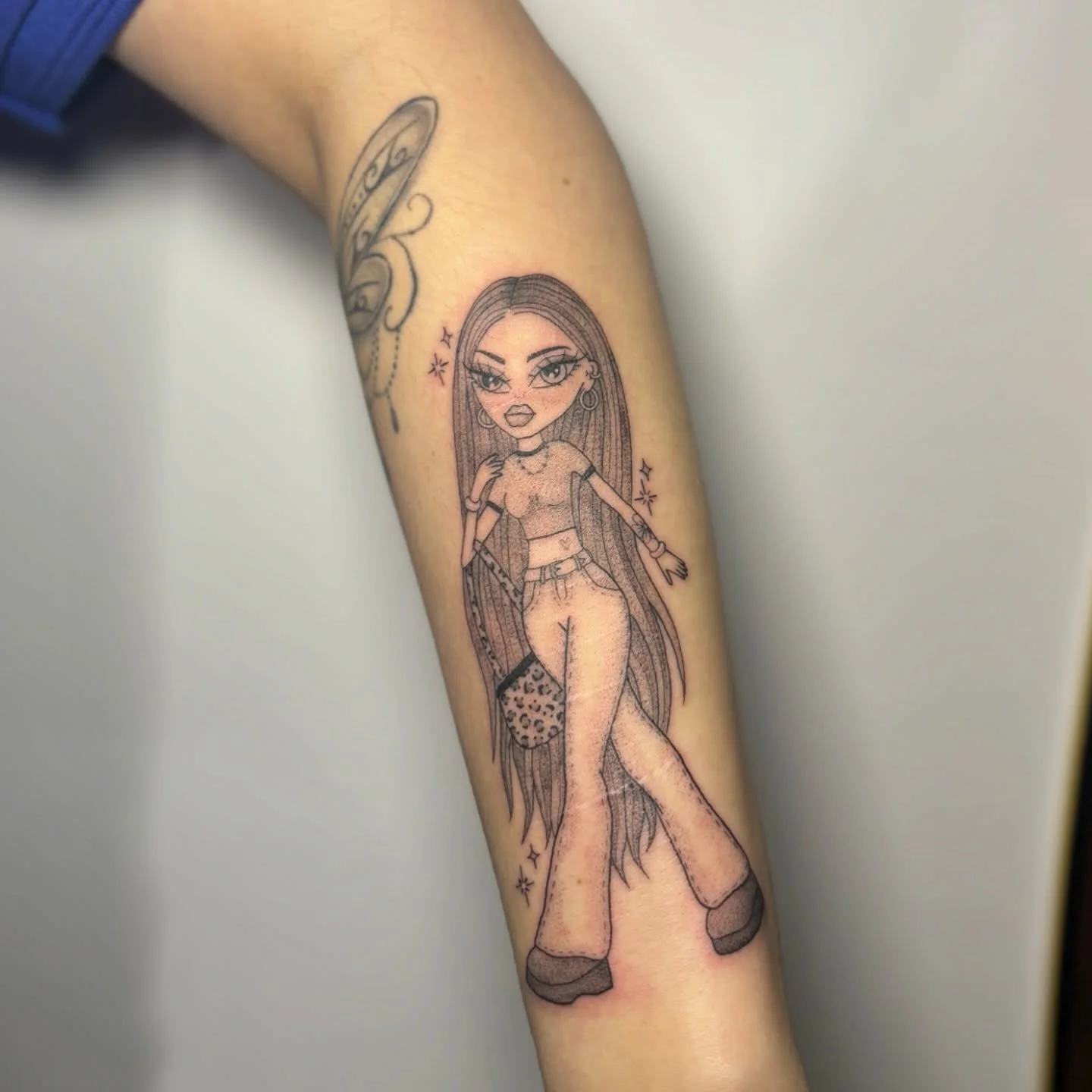 Hot girls get @bratz tattoos💅🏻

Book via my @getink.app💞

Cartridges- @peachtattoo_official 
Ink- @dynamiccolor 
Balm- @tigerspitbalm 
Supplied by- @magnumtattoosupplies