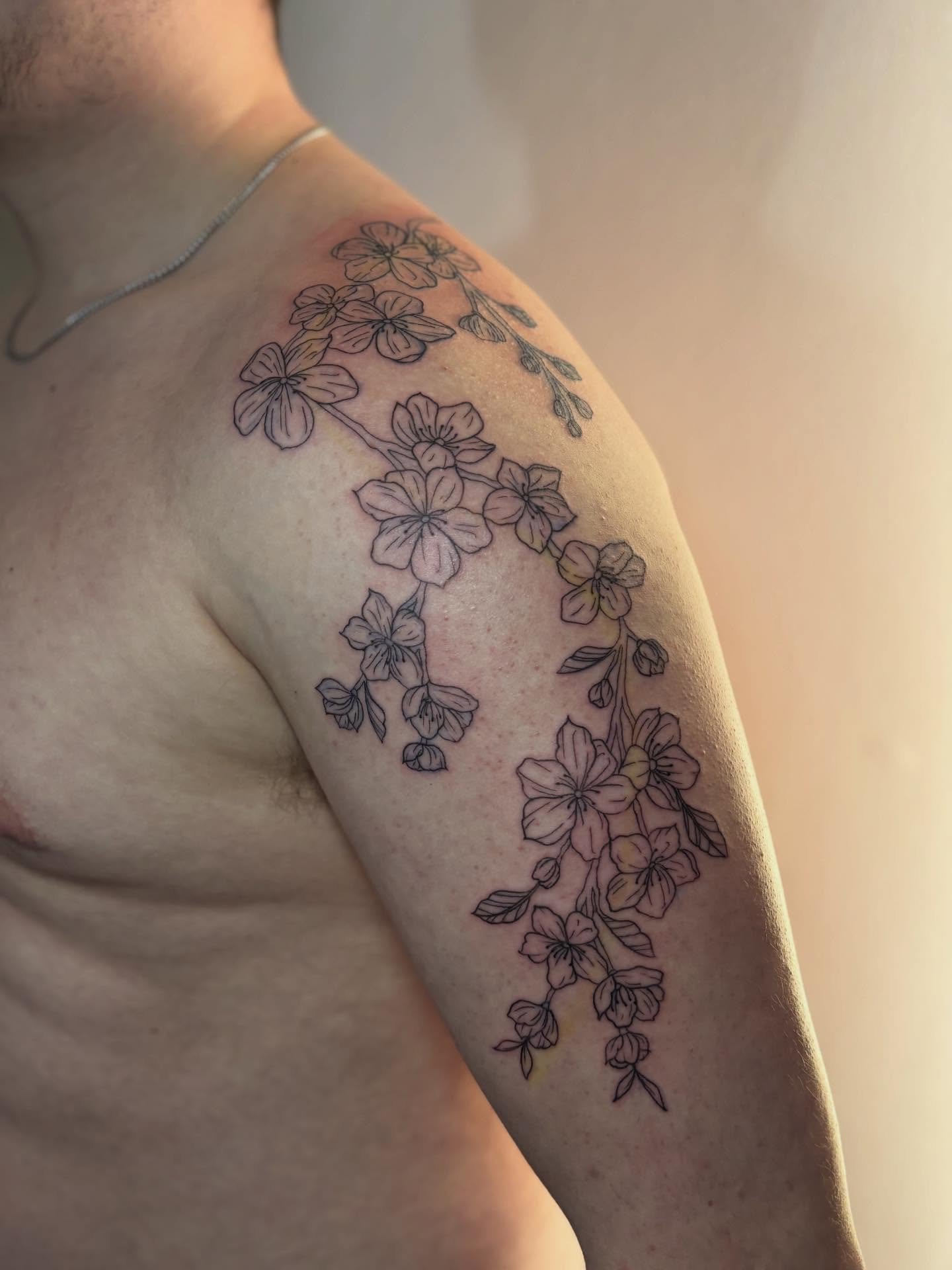 First tattoo for Callum who clearly doesn&rsquo;t mess around🌸
Sat like an absolute champ💪

Special feature from some stubborn skin pen x

Cartridges- @peachcartridge 
Ink- @dynamiccolor 
Balm- @tigerspitbalm 
Supplied by- @magnumtattoosupplies 

#