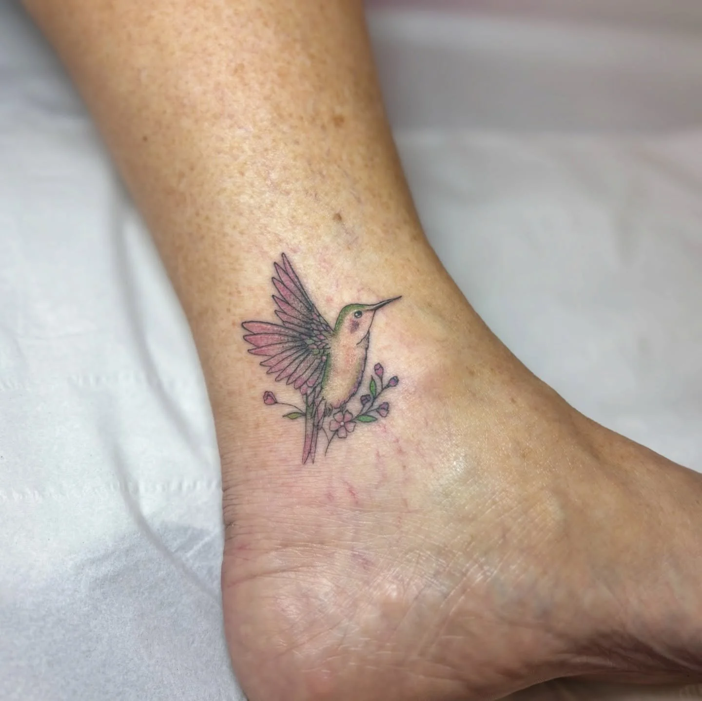 Lil colourful birdy (we named him Alan)🕊️

Cartridges- @peachcartridge 
Ink- @dynamiccolor 
Balm- @biotat_ 
Supplied by- @magnumtattoosupplies 

#tattooartist #femaletattooartist #magnumtattoosupplies #birdtattoo #ankletattoo