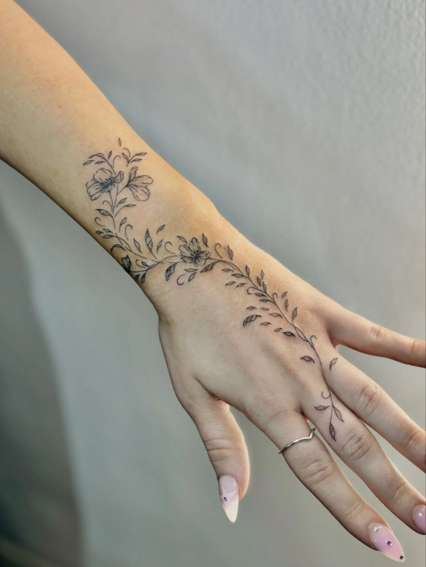 Decorating the most beautiful souls everyday is honestly such a blessing🌷

Cartridges- @peachtattoosupply_official @peachcartridge 
Ink- @dynamiccolor 
Balm- @butterluxe_uk 
Supplied by- @magnumtattoosupplies 

#tattooartist #femaletattooartist #tat