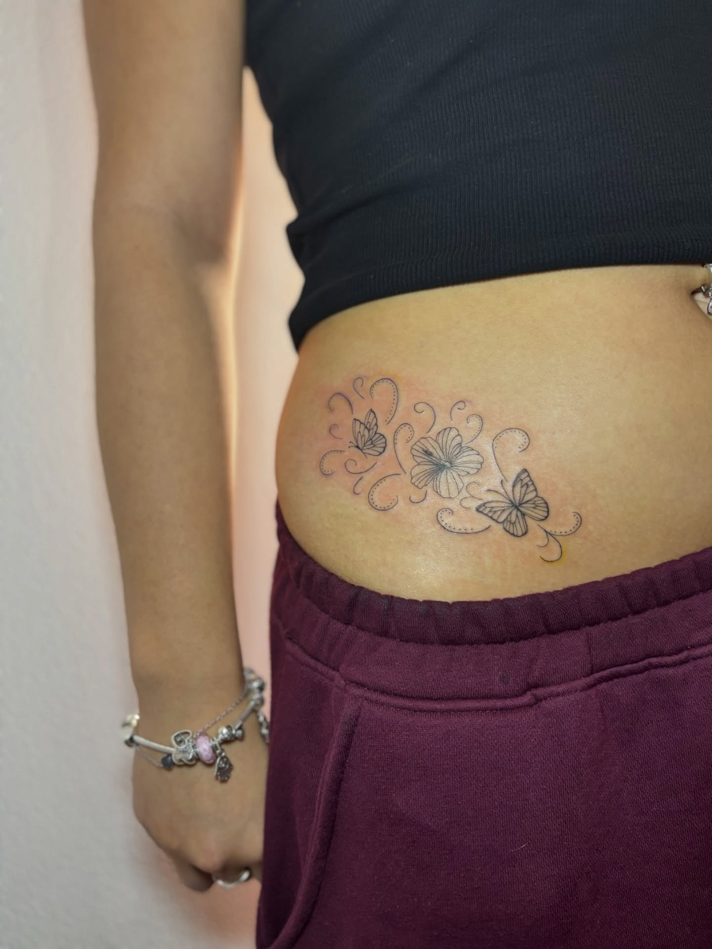 Lil hip rework✨

*previous work not by me&rdquo;

Cartridges- @peachtattoosupply_official @peachcartridge 
Ink- @dynamiccolor 
Balm- @butterluxe_uk 
Supplied by- @magnumtattoosupplies 

#tattooartist #femaletattooartist #tattoostudio #magnumtattoosup